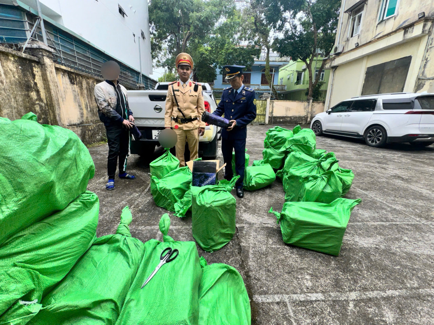 Quảng Ninh quyết liệt trong việc ngăn chặn vận chuyển khí cười trái phép - Ảnh 1. Quảng Ninh quyết liệt trong việc ngăn chặn vận chuyển khí cười trái phép - Ảnh 1.