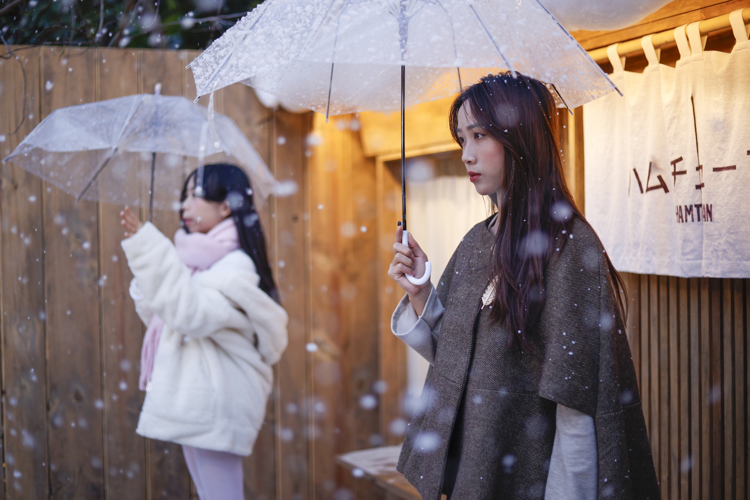 Giới trẻ H&agrave; Nội th&iacute;ch th&uacute; check-in ng&ocirc;i nh&agrave; tuyết dịp Noel - Ảnh 2.