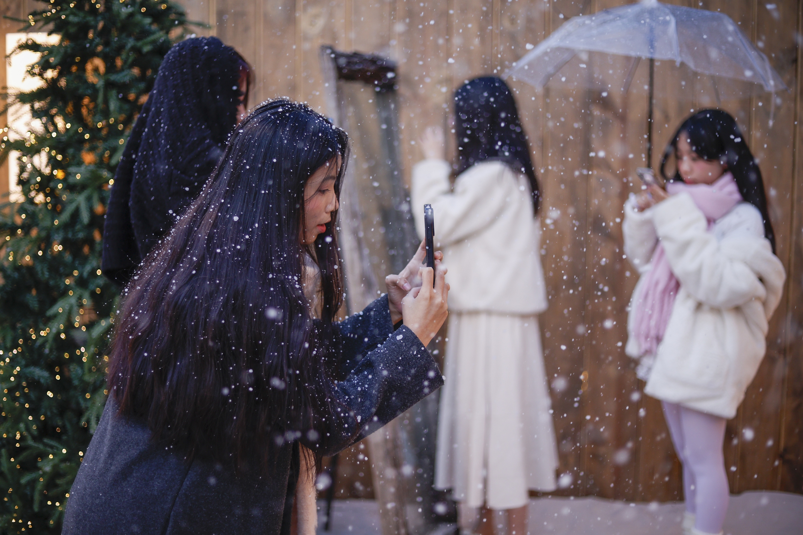 Giới trẻ H&agrave; Nội th&iacute;ch th&uacute; check-in ng&ocirc;i nh&agrave; tuyết dịp Noel - Ảnh 3.