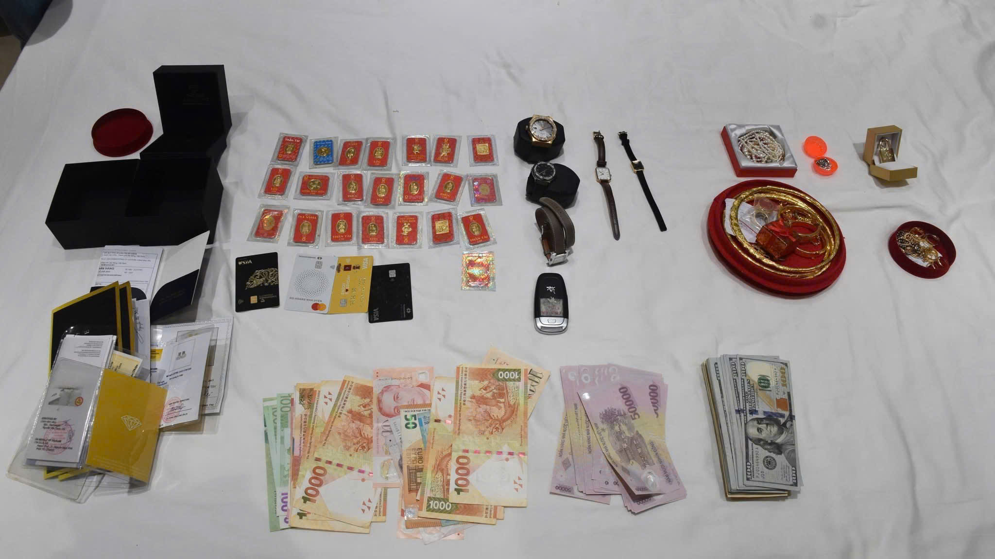 Đánh sập đường dây đa cấp tiền ảo lừa đảo gần 2.000 tỉ đồng- Ảnh 2. Đánh sập đường dây đa cấp tiền ảo lừa đảo gần 2.000 tỉ đồng- Ảnh 2.