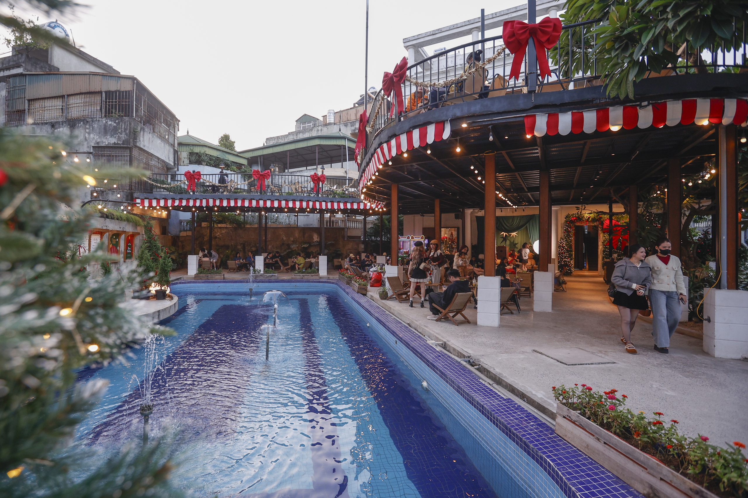 Giới trẻ H&agrave; Nội th&iacute;ch th&uacute; check-in ng&ocirc;i nh&agrave; tuyết dịp Noel - Ảnh 5.