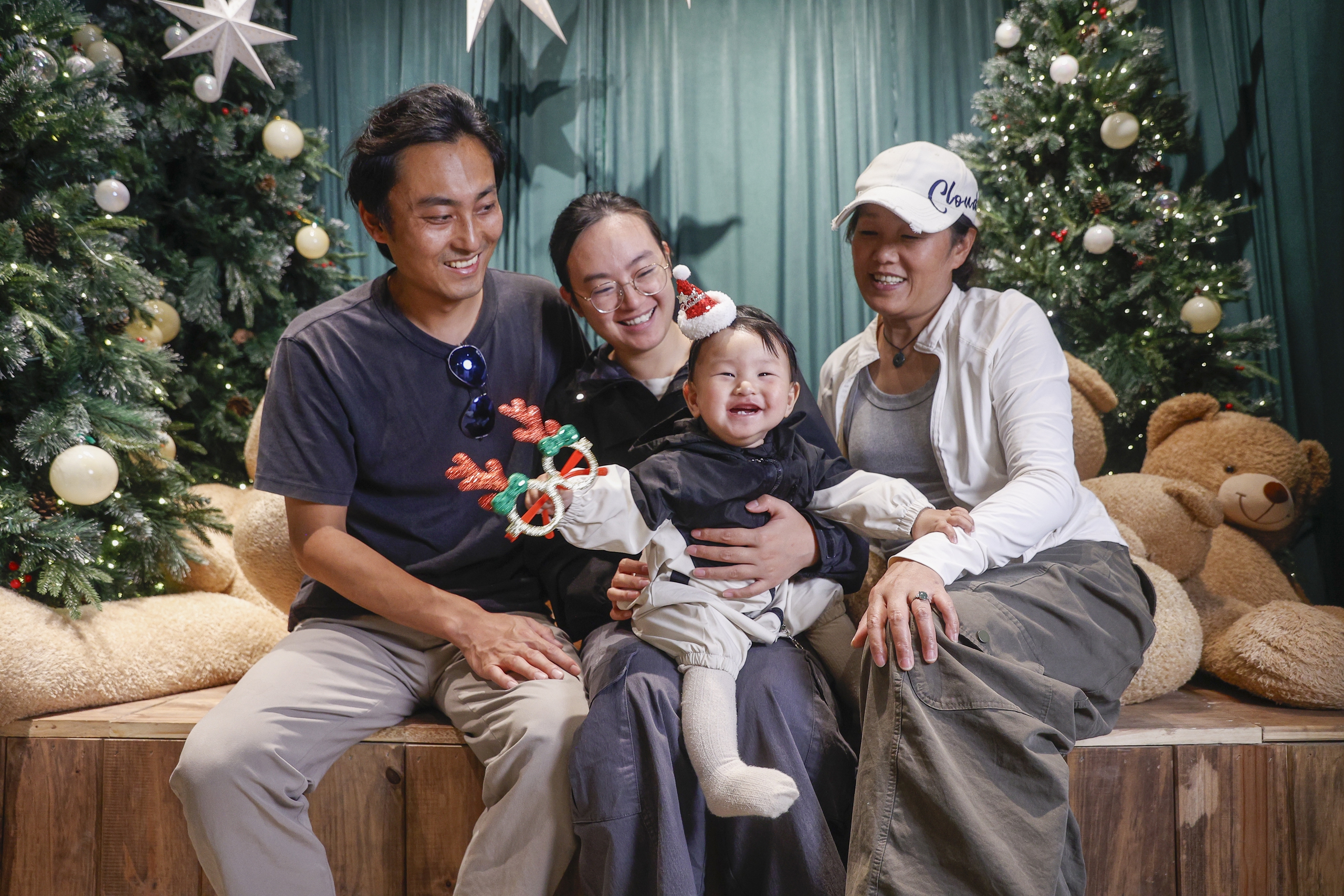 Giới trẻ H&agrave; Nội th&iacute;ch th&uacute; check-in ng&ocirc;i nh&agrave; tuyết dịp Noel - Ảnh 6.