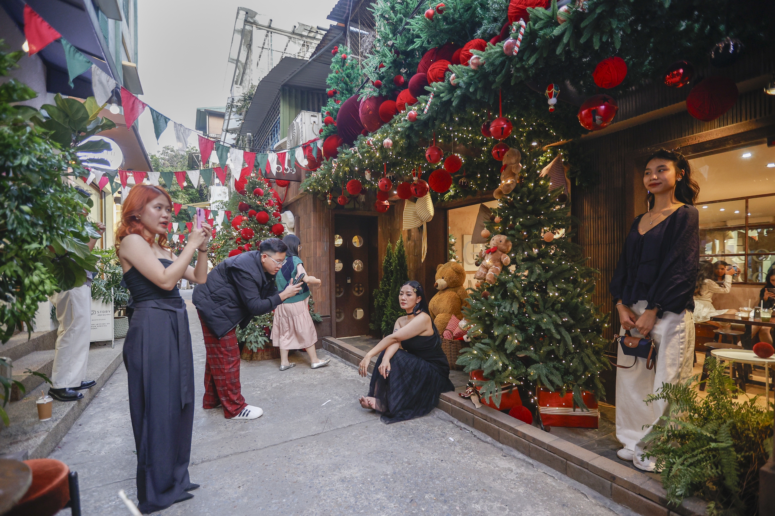 Giới trẻ H&agrave; Nội th&iacute;ch th&uacute; check-in ng&ocirc;i nh&agrave; tuyết dịp Noel - Ảnh 9.