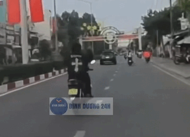 Sinh vi&ecirc;n bị CSGT TP.HCM phạt 12 triệu, tịch thu xe v&igrave; bu&ocirc;ng 2 tay tr&ecirc;n đường - Ảnh 1.