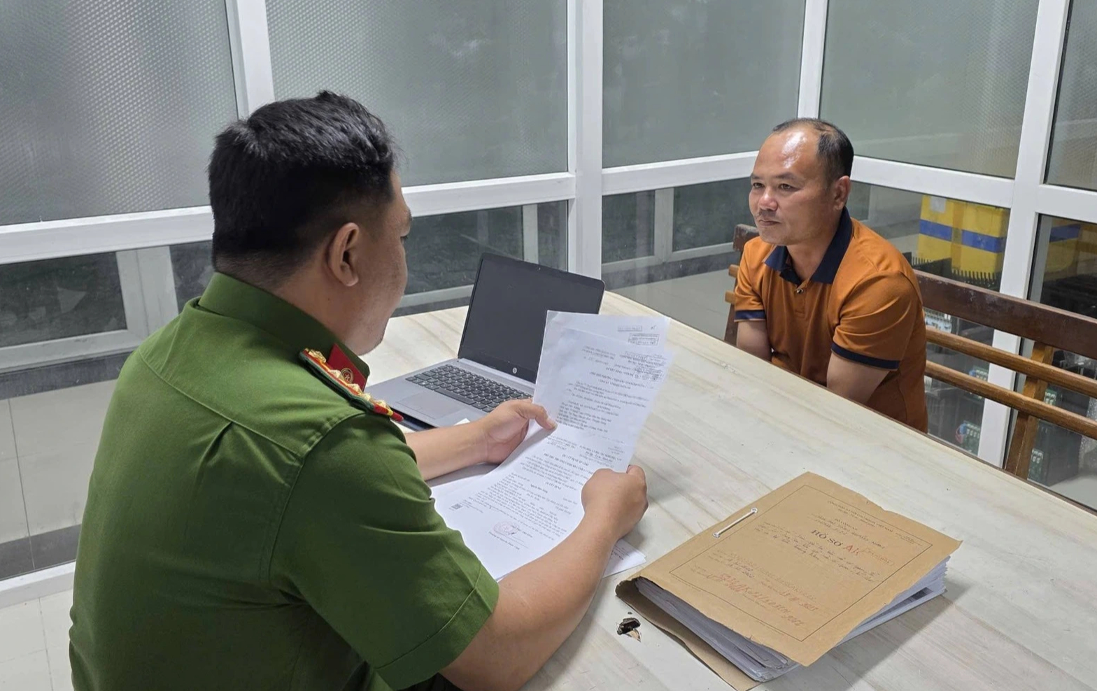 Bắt giữ đối tượng truy nã nguy hiểm lẩn trốn trong chùa ở Đồng Nai- Ảnh 1.