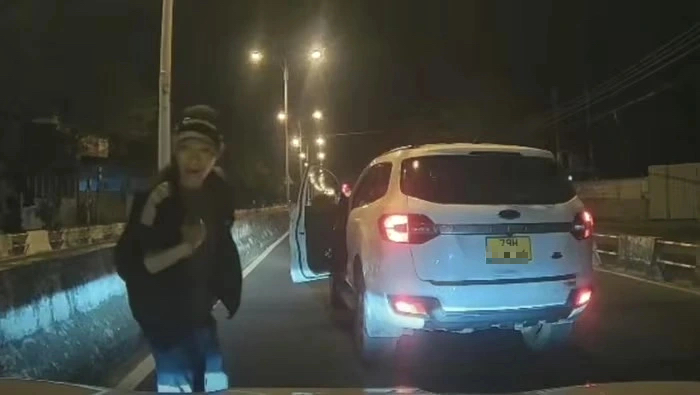 Khánh Hòa: Phạt 8,3 triệu đồng tài xế chặn đầu xe, đe dọa người đi cùng chiều - Ảnh 1.