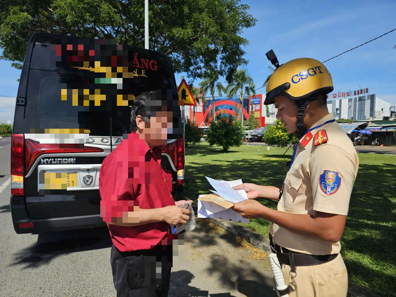 Kiểm tra nồng độ cồn, ma túy tài xế xe khách trên quốc lộ 51 - Ảnh 1.