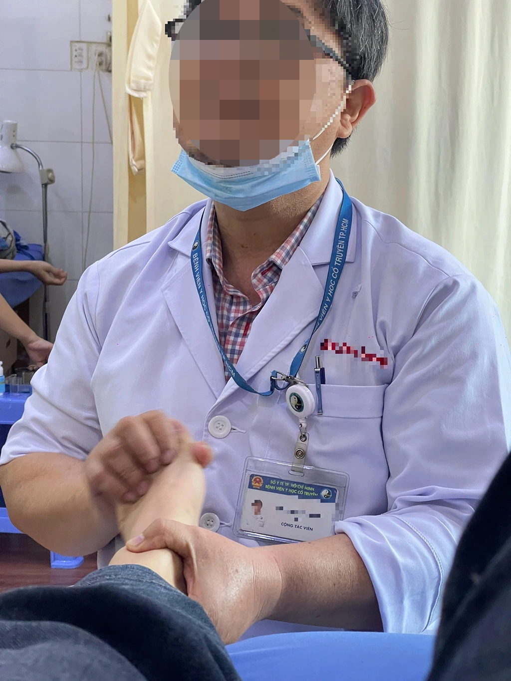 Khuất tất thực hành lấy giấy phép hành nghề bác sĩ - Ảnh 1.