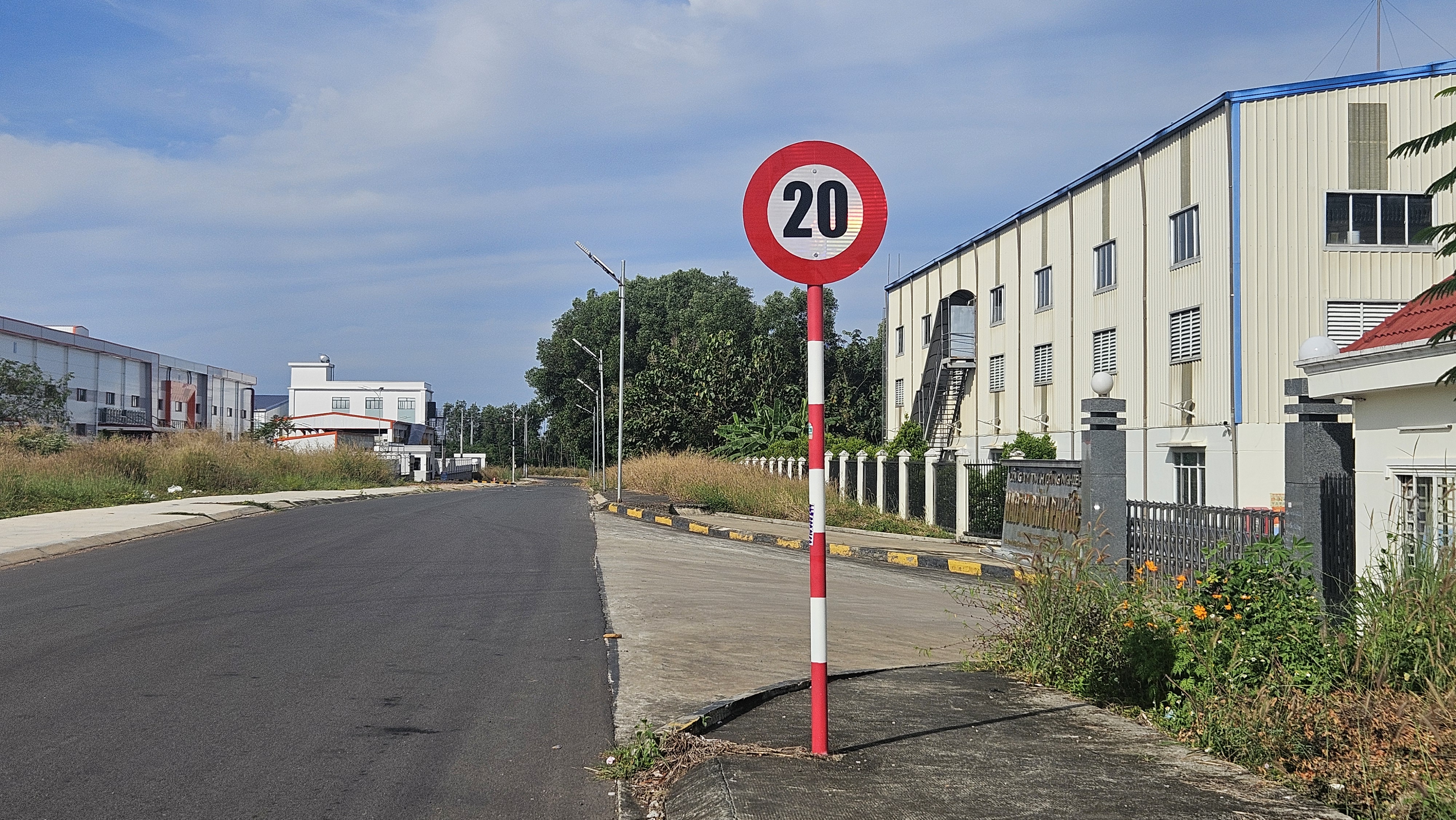 Tháo dỡ biển báo 20 km/giờ ở Đồng Nai sau phản ánh của Báo Thanh Niên- Ảnh 5. Tháo dỡ biển báo 20 km/giờ ở Đồng Nai sau phản ánh của Báo Thanh Niên- Ảnh 5.