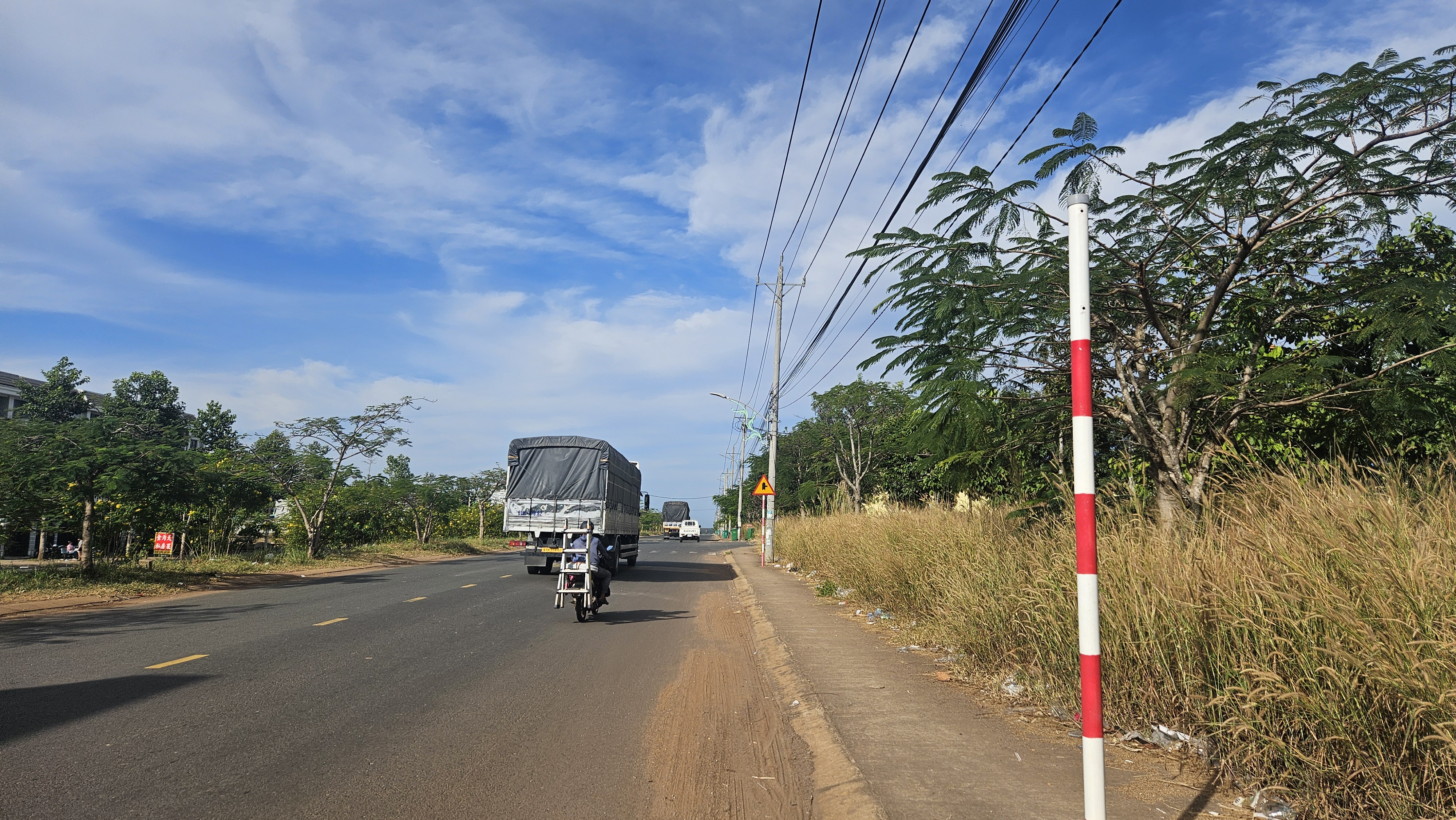 Tháo dỡ biển báo 20 km/giờ ở Đồng Nai sau phản ánh của Báo Thanh Niên- Ảnh 2. Tháo dỡ biển báo 20 km/giờ ở Đồng Nai sau phản ánh của Báo Thanh Niên- Ảnh 2.