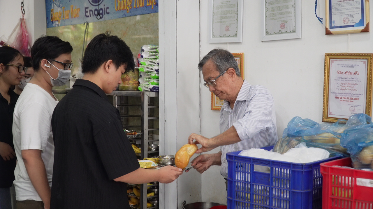 Người thầy 10 năm giữ lửa quán cơm 2.000 đồng - Ảnh 2. Người thầy 10 năm giữ lửa quán cơm 2.000 đồng - Ảnh 2.