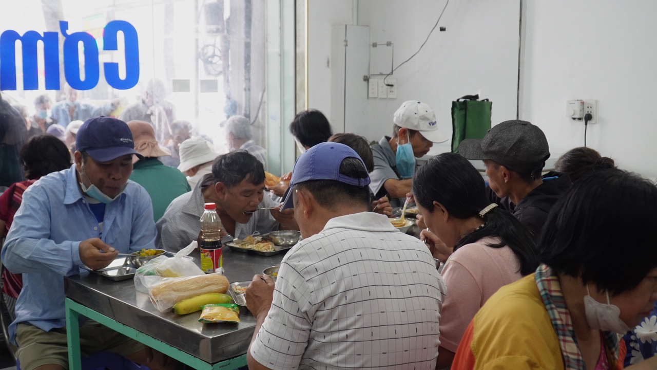 Người thầy 10 năm giữ lửa quán cơm 2.000 đồng - Ảnh 1. Người thầy 10 năm giữ lửa quán cơm 2.000 đồng - Ảnh 1.