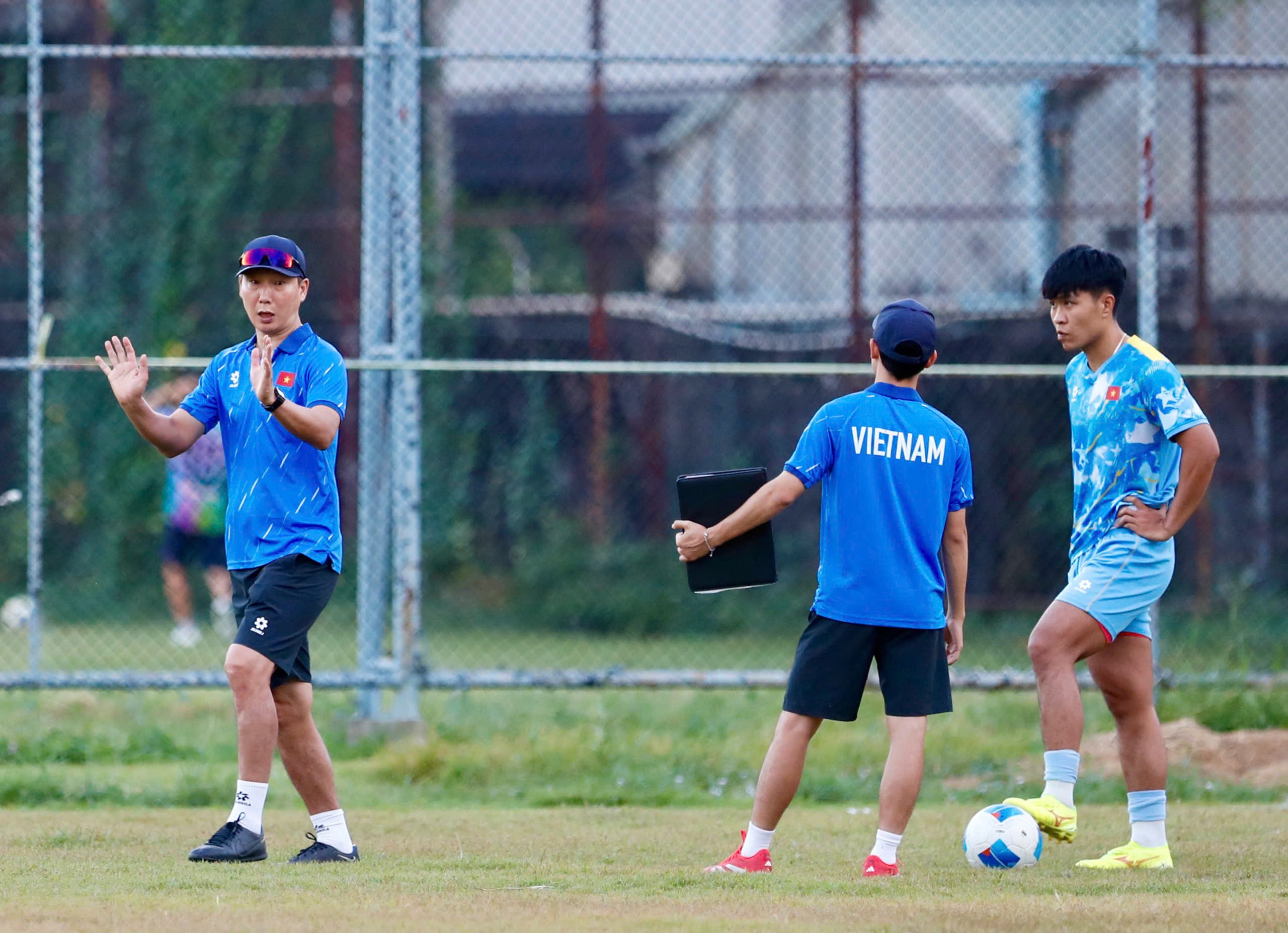 HLV Kim Sang- bất ngờ gọi riêng Lý Đức, U.23 Việt Nam có gì lạ trước chung kết? - Ảnh 7. HLV Kim Sang- bất ngờ gọi riêng Lý Đức, U.23 Việt Nam có gì lạ trước chung kết? - Ảnh 7.