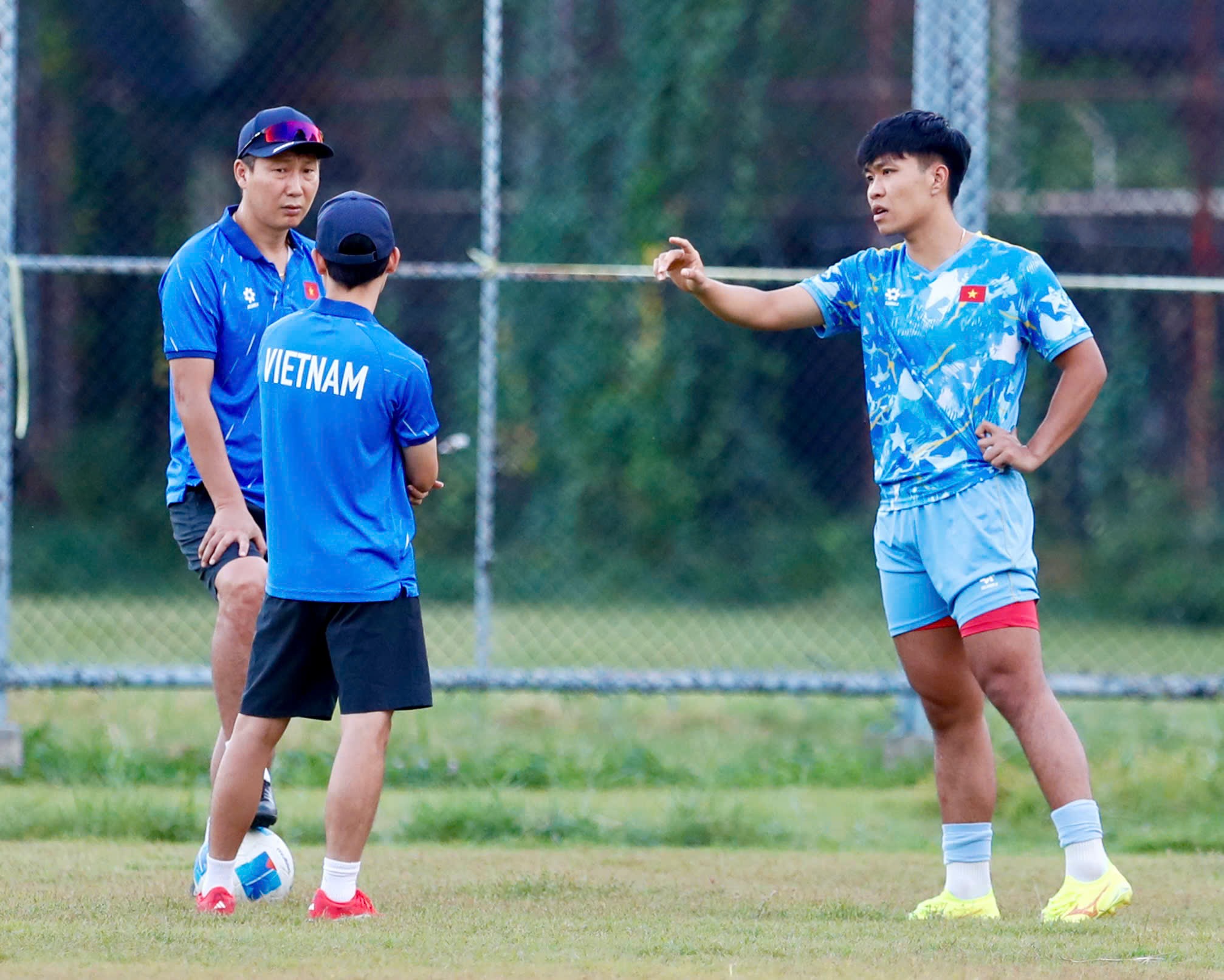 HLV Kim Sang- bất ngờ gọi riêng Lý Đức, U.23 Việt Nam có gì lạ trước chung kết? - Ảnh 6. HLV Kim Sang- bất ngờ gọi riêng Lý Đức, U.23 Việt Nam có gì lạ trước chung kết? - Ảnh 6.