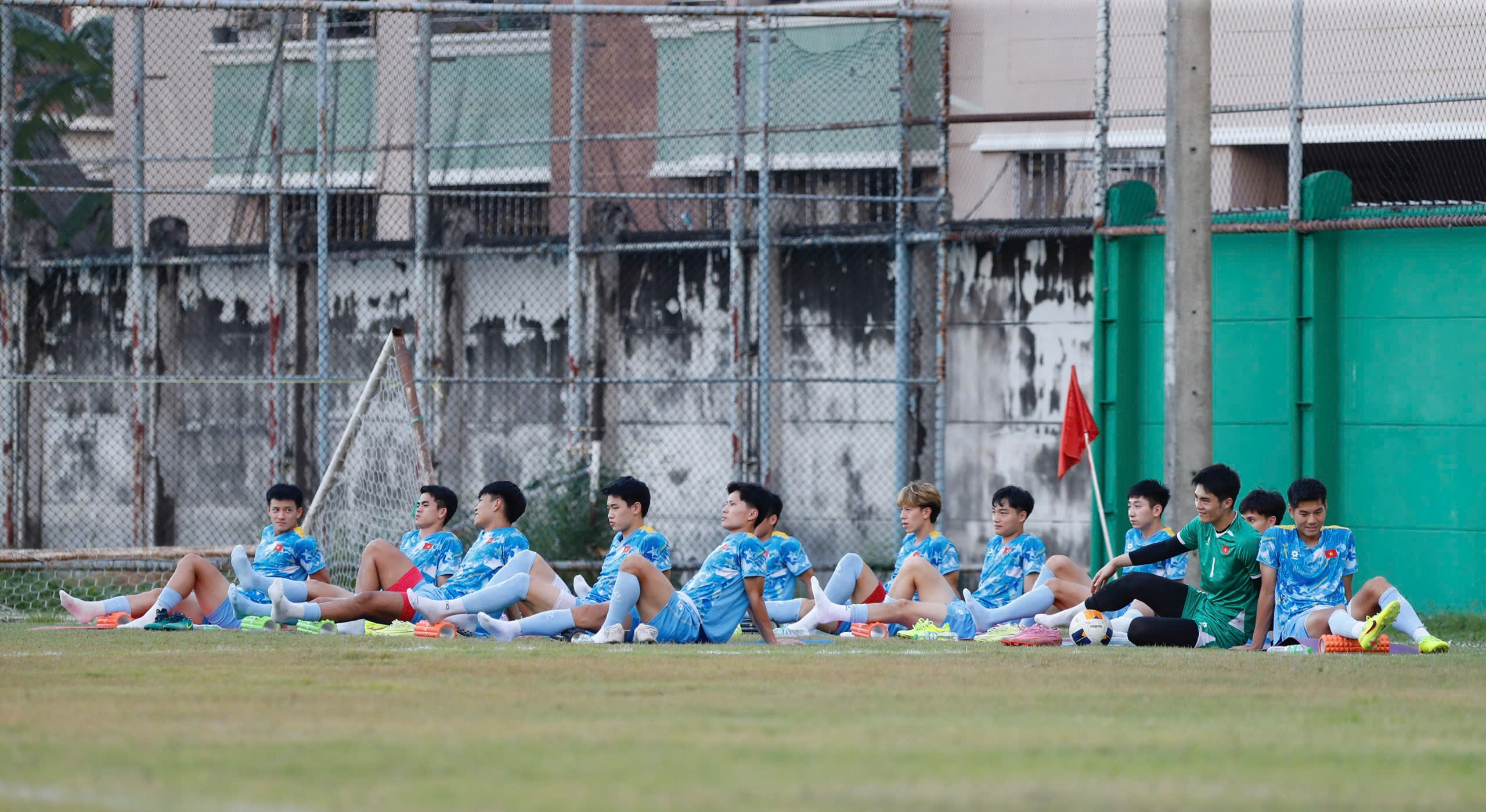 HLV Kim Sang- bất ngờ gọi riêng Lý Đức, U.23 Việt Nam có gì lạ trước chung kết? - Ảnh 1. HLV Kim Sang- bất ngờ gọi riêng Lý Đức, U.23 Việt Nam có gì lạ trước chung kết? - Ảnh 1.