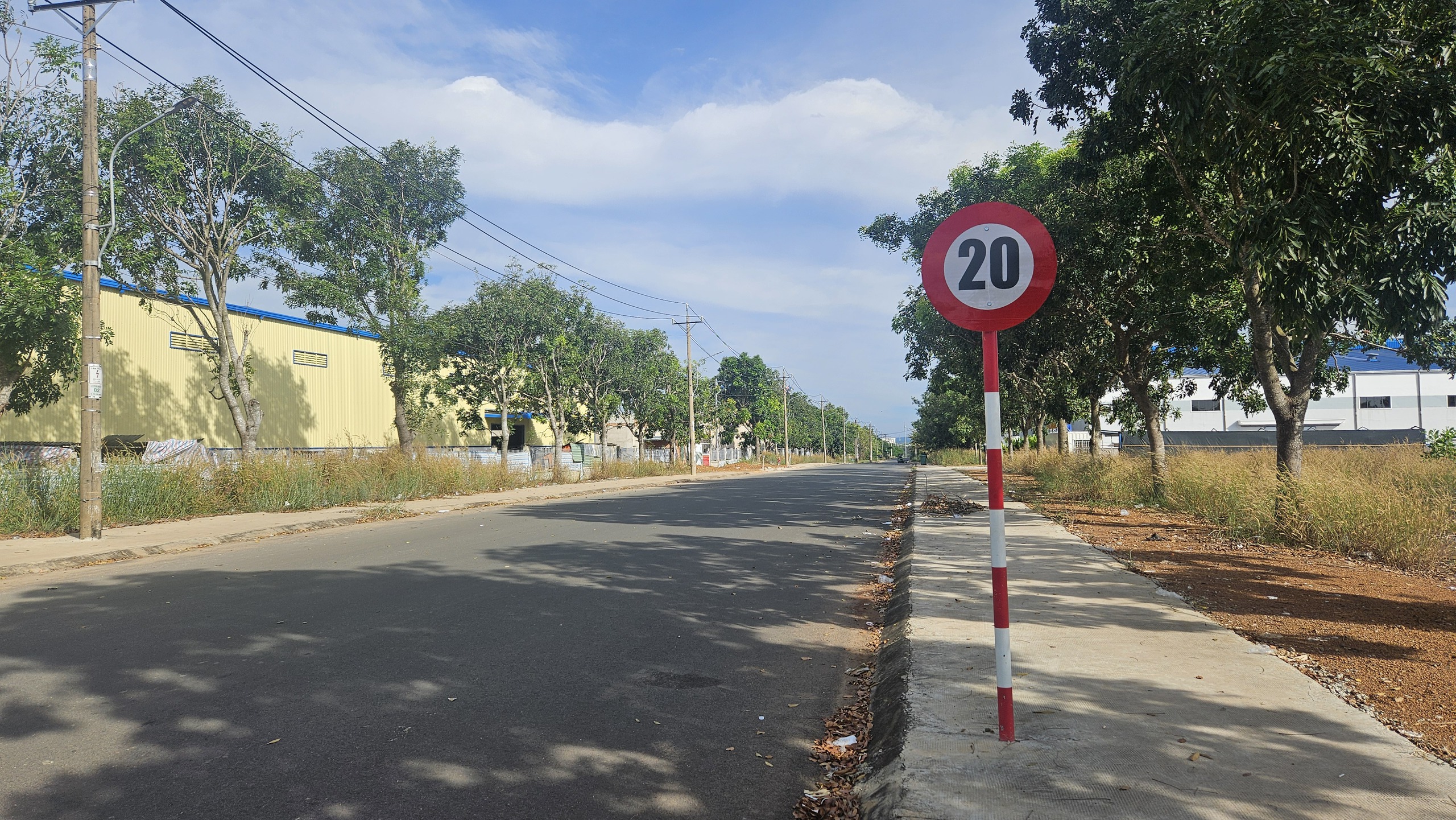 Tháo dỡ biển báo 20 km/giờ ở Đồng Nai sau phản ánh của Báo Thanh Niên- Ảnh 6. Tháo dỡ biển báo 20 km/giờ ở Đồng Nai sau phản ánh của Báo Thanh Niên- Ảnh 6.