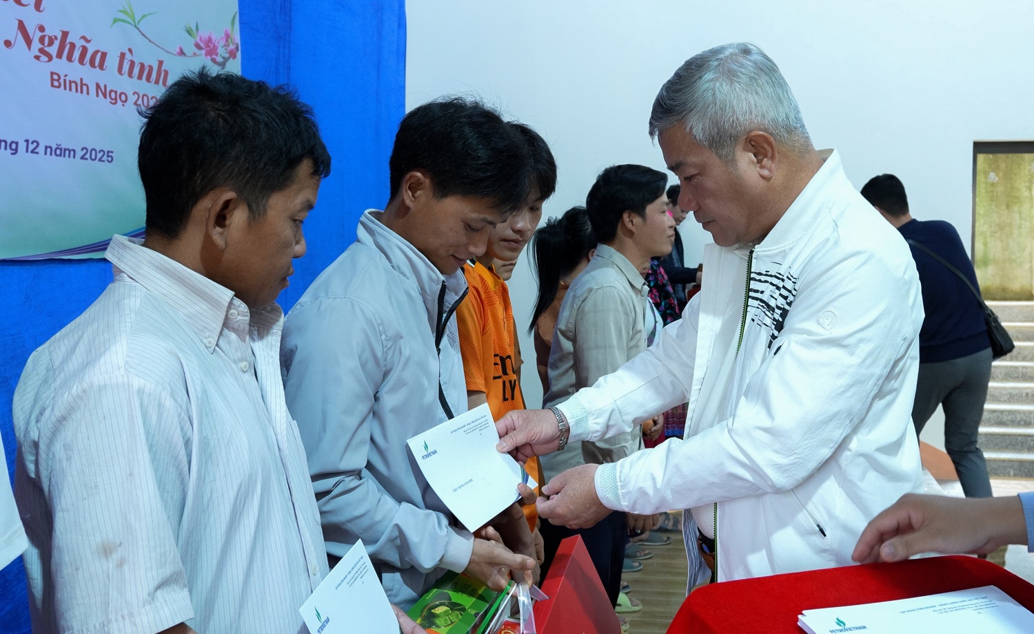Petrovietnam mang ‘tết sớm’ đến thôn Kho Vàng - Ảnh 1.