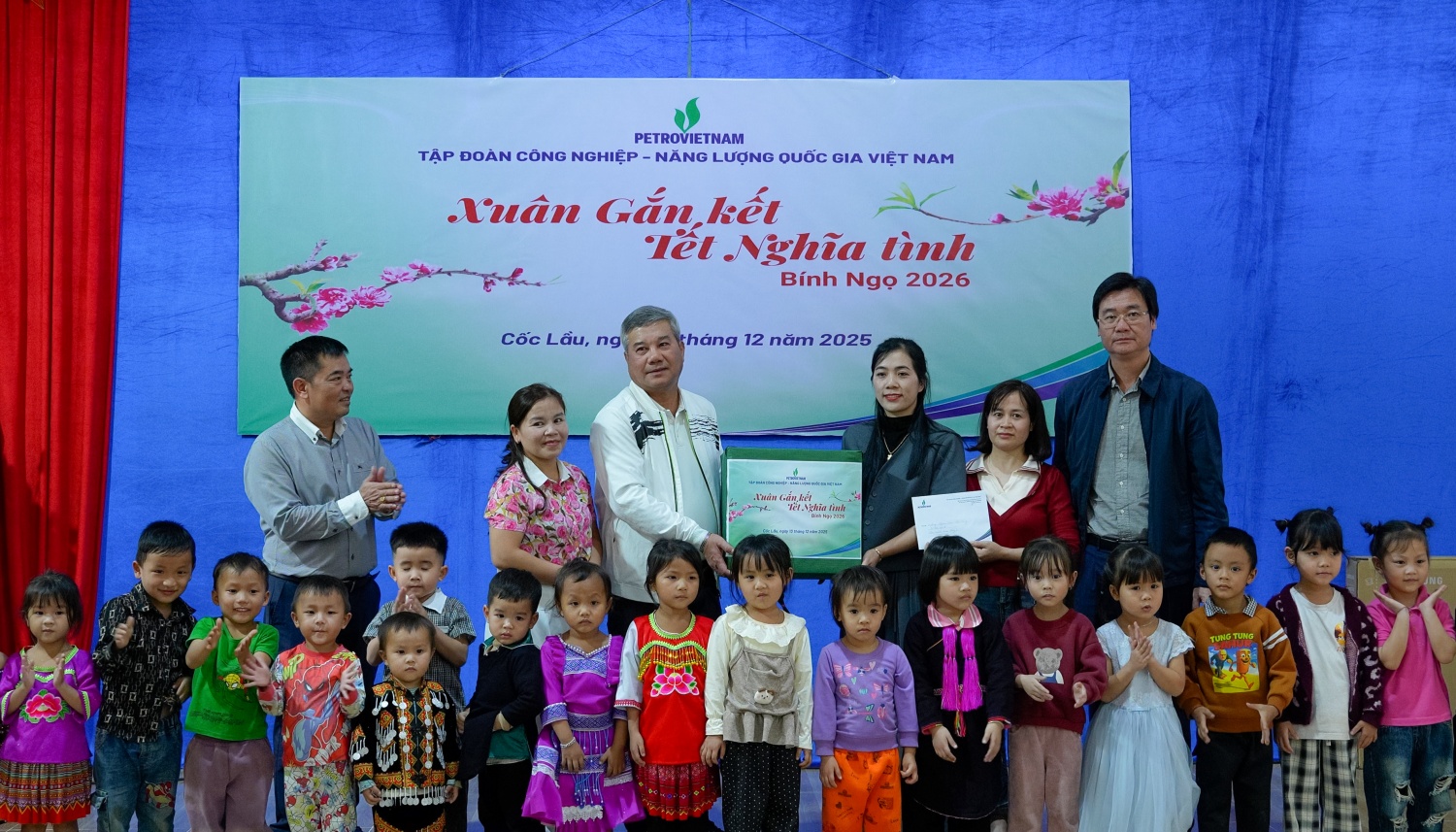 Petrovietnam mang ‘tết sớm’ đến thôn Kho Vàng - Ảnh 2.
