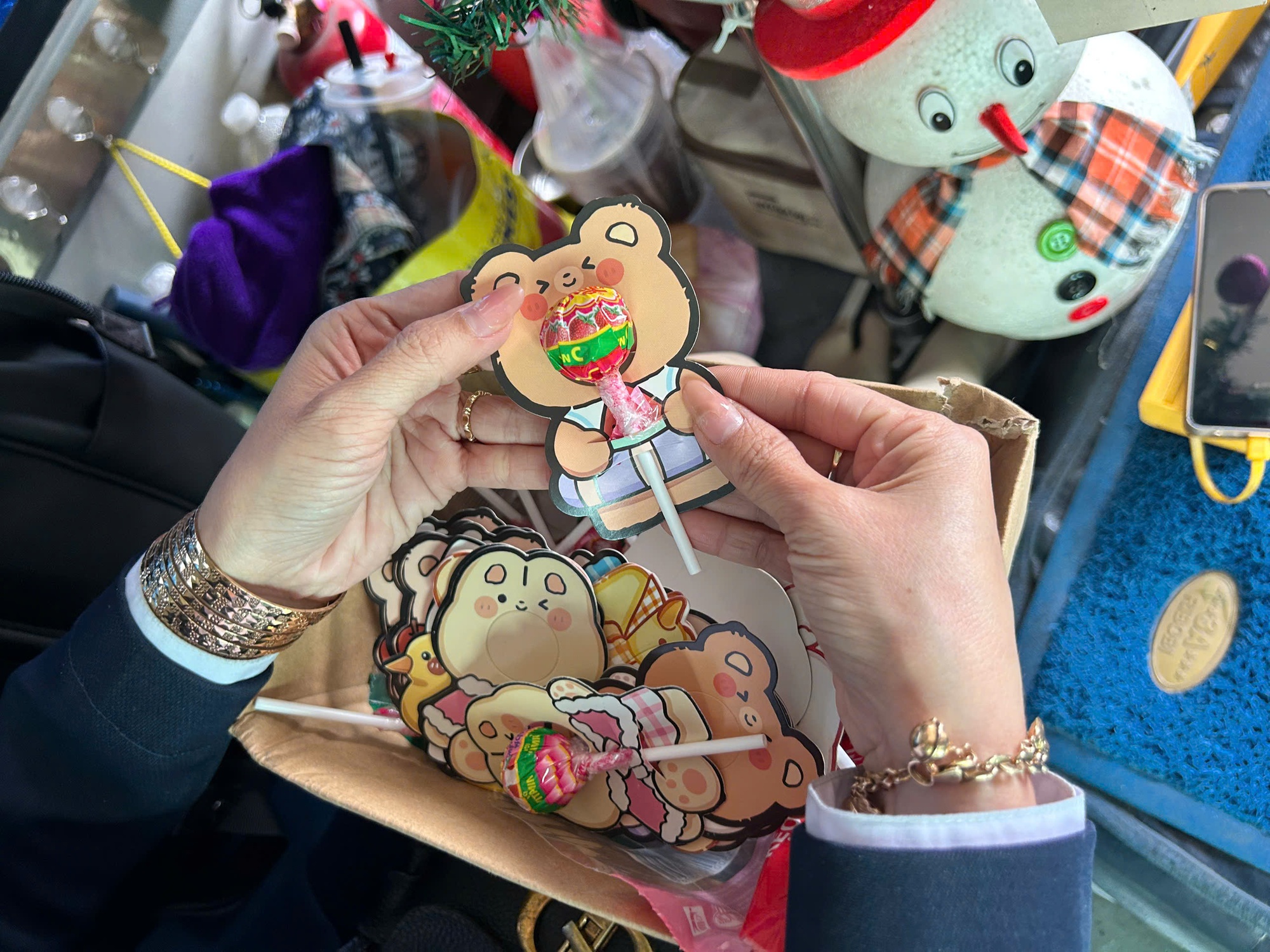 Độc lạ chiếc xe buýt trang trí Noel, tiếp viên phát kẹo miễn phí cho khách - Ảnh 7. Độc lạ chiếc xe buýt trang trí Noel, tiếp viên phát kẹo miễn phí cho khách - Ảnh 7.