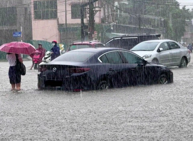 5 tỉnh miền Trung mưa lớn, Biển Đông sóng cao 5 m- Ảnh 1.