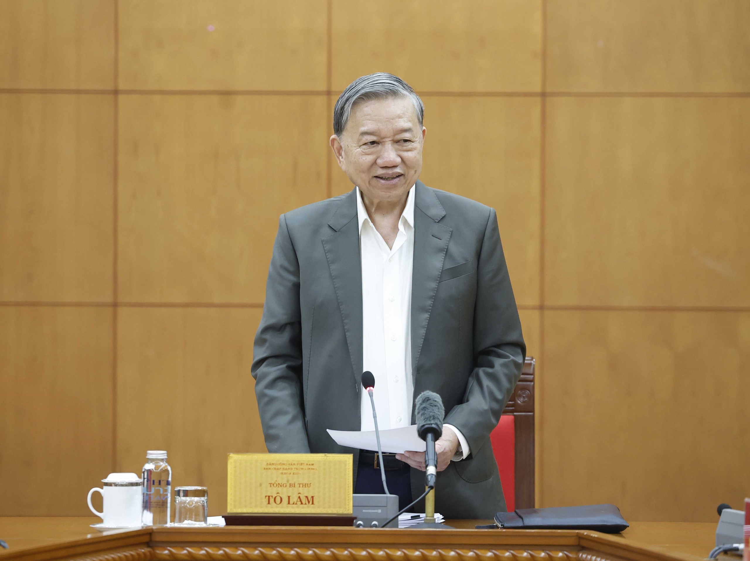 Tổng B&iacute; thư: Thời gian để phụng dưỡng Mẹ Việt Nam, thương binh... kh&ocirc;ng c&ograve;n nhiều - Ảnh 1.