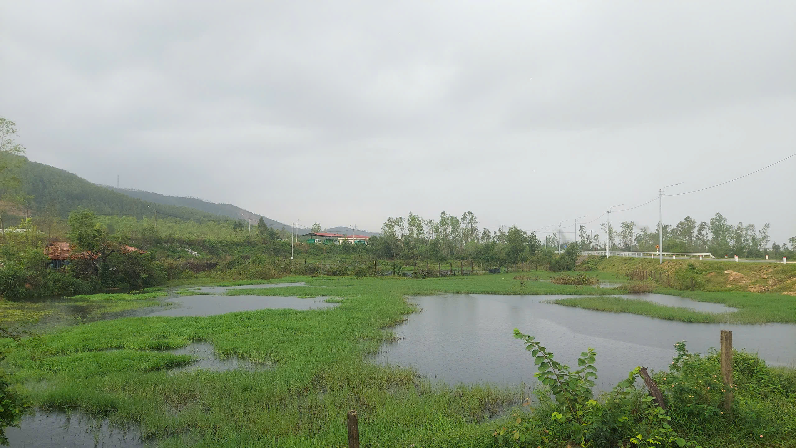 Nước thải bãi rác chảy tràn ra suối, người dân lo ngại ô nhiễm- Ảnh 4. Nước thải bãi rác chảy tràn ra suối, người dân lo ngại ô nhiễm- Ảnh 4.
