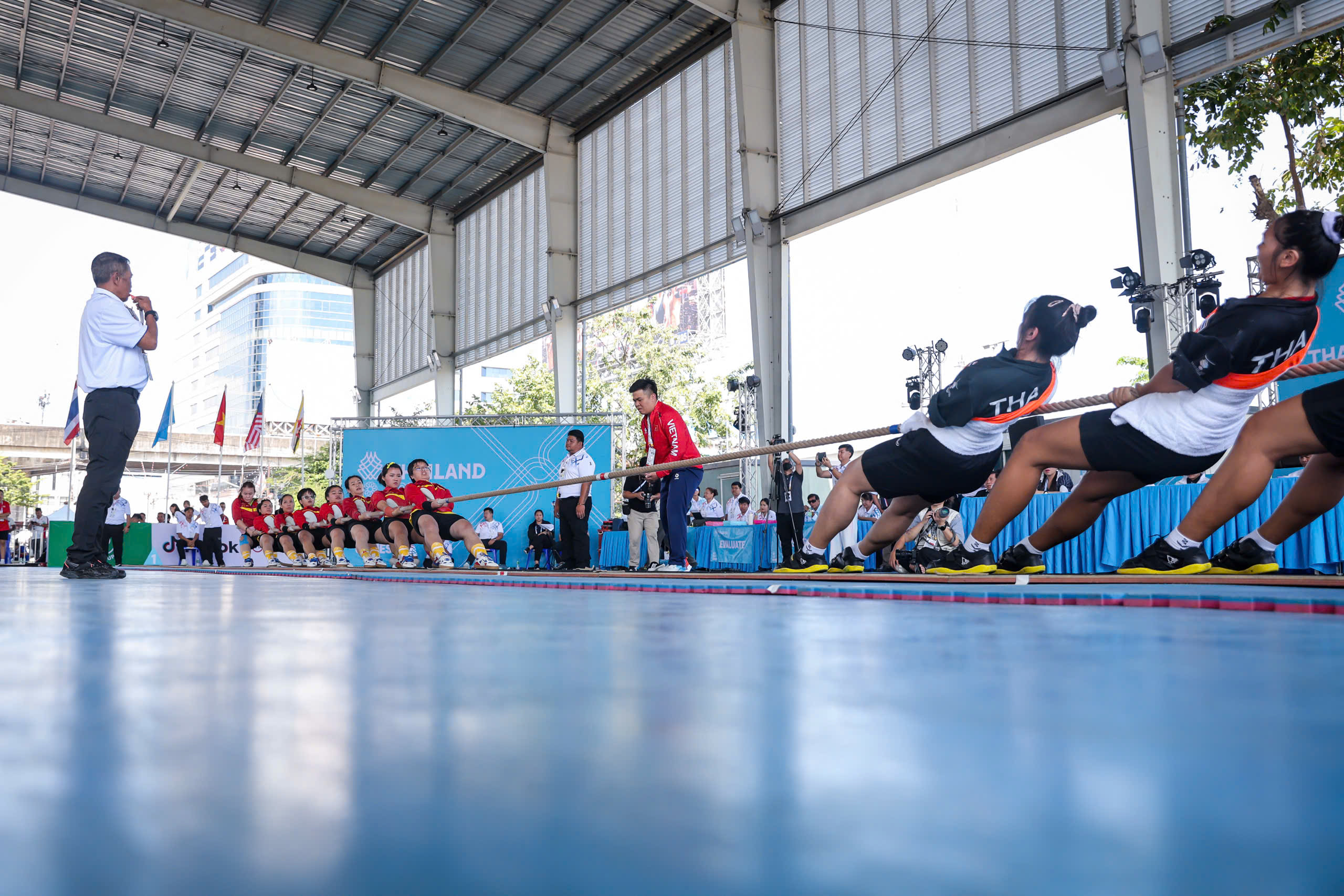 Kéo co cực hấp dẫn tại SEA Games 33: Việt Nam và Thái Lan cạnh tranh khốc liệt- Ảnh 4. Kéo co cực hấp dẫn tại SEA Games 33: Việt Nam và Thái Lan cạnh tranh khốc liệt- Ảnh 4.