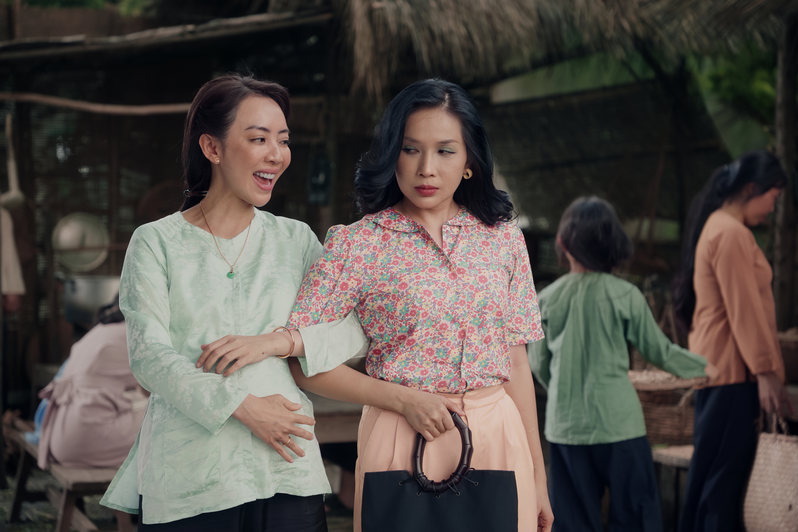 Khả Như ‘tán tỉnh’ đàn em kém 9 tuổi trong phim mới - Ảnh 2.