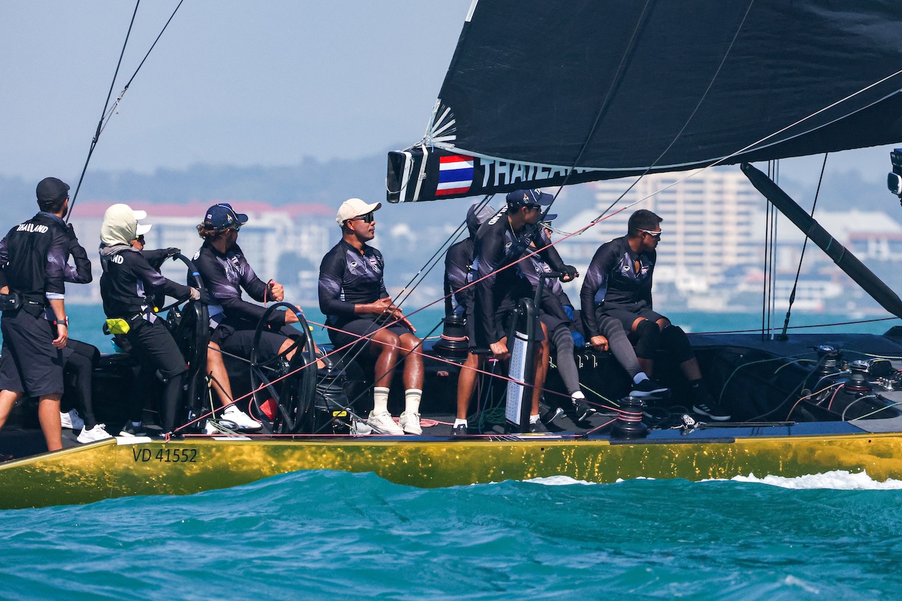 Thú vị hình ảnh Hoàng hậu Suthida làm hoa tiêu, thuyền buồm Thái Lan bứt tốc: Sắp giành HCV SEA Games- Ảnh 3.