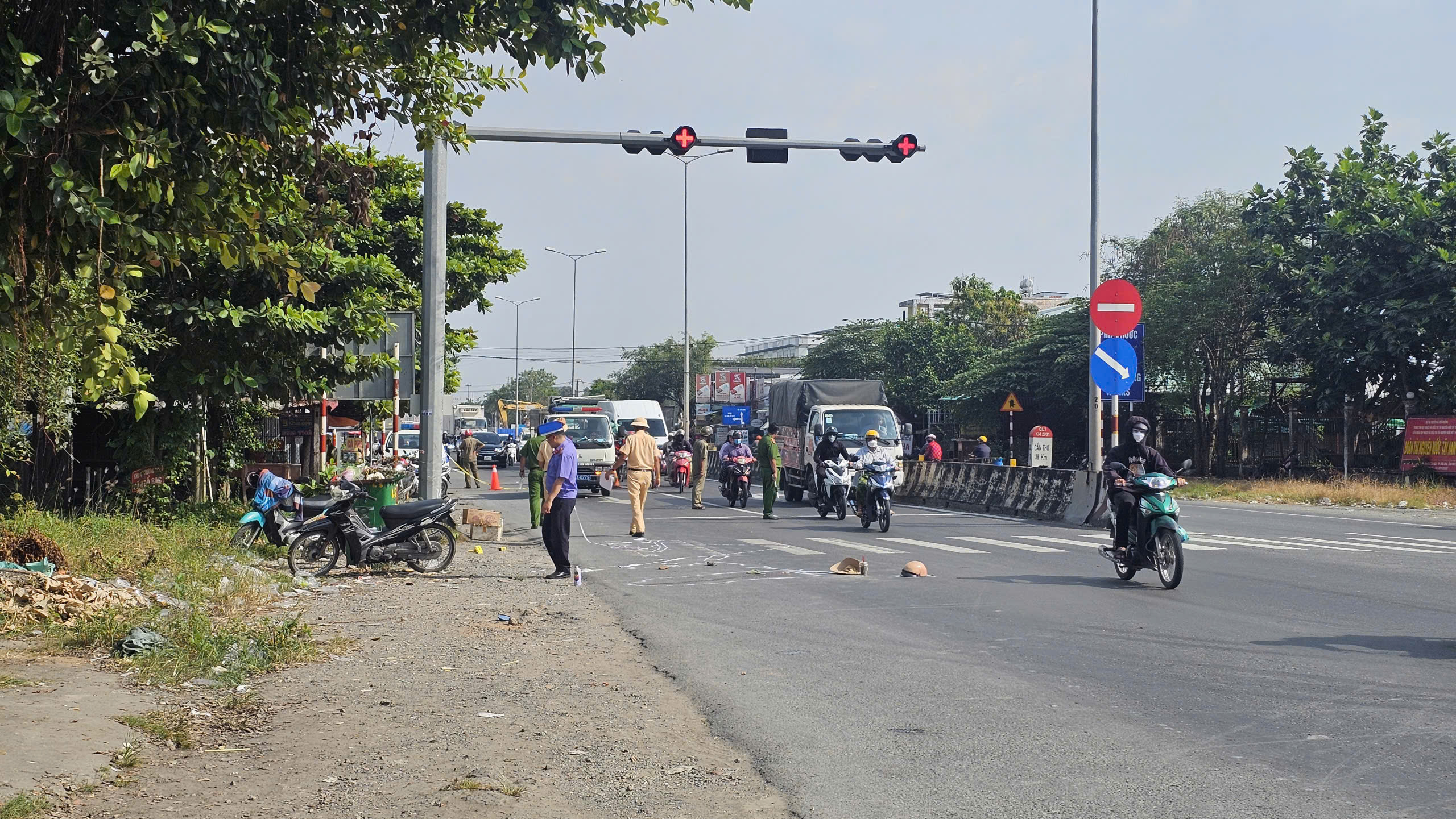 Truy tìm xe ô tô vụ cụ bà bị cán tử vong gần cầu Mỹ Thuận - Ảnh 1.