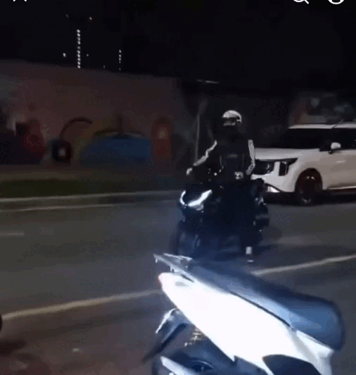 Truy x&eacute;t nh&oacute;m thanh ni&ecirc;n d&ugrave;ng hung kh&iacute; tấn c&ocirc;ng người đi đường gần cầu Ba Son - Ảnh 1.