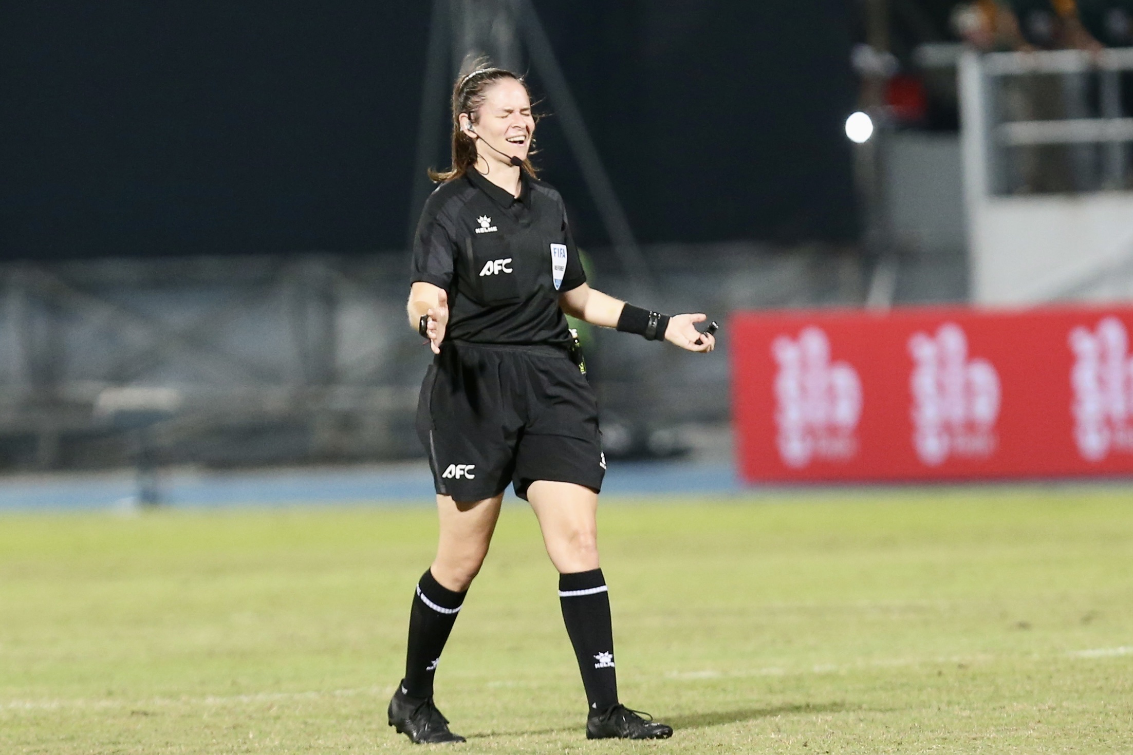 Trọng tài cướp mất HCV SEA Games xứng đáng của đội tuyển nữ Việt Nam: Cay đắng và cảm phục!- Ảnh 4. Trọng tài cướp mất HCV SEA Games xứng đáng của đội tuyển nữ Việt Nam: Cay đắng và cảm phục!- Ảnh 4.