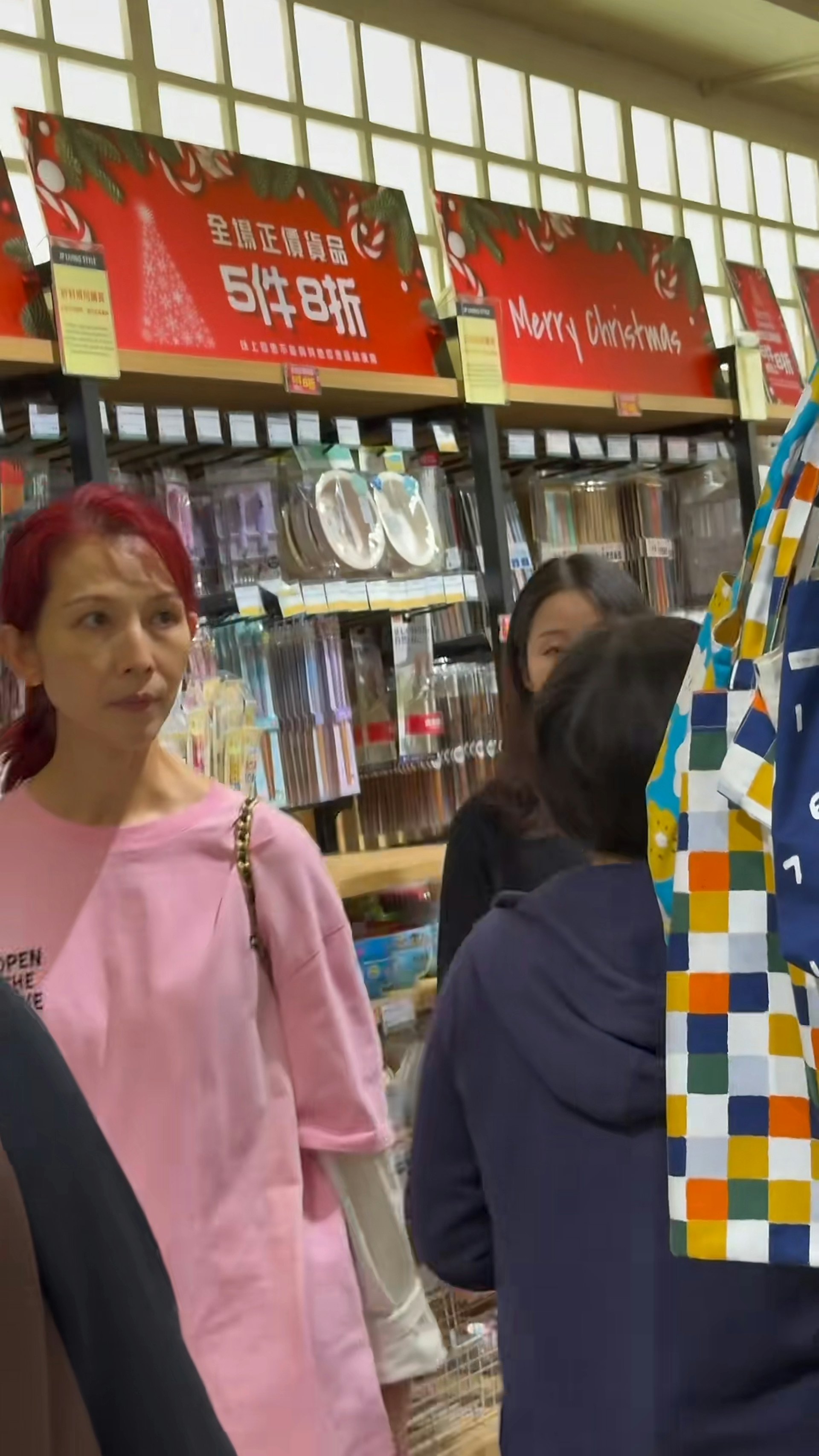 Giàu 'nứt đố đổ vách', Thái Thiếu Phân vẫn chỉ thích sắm đồ giảm giá - Ảnh 2.