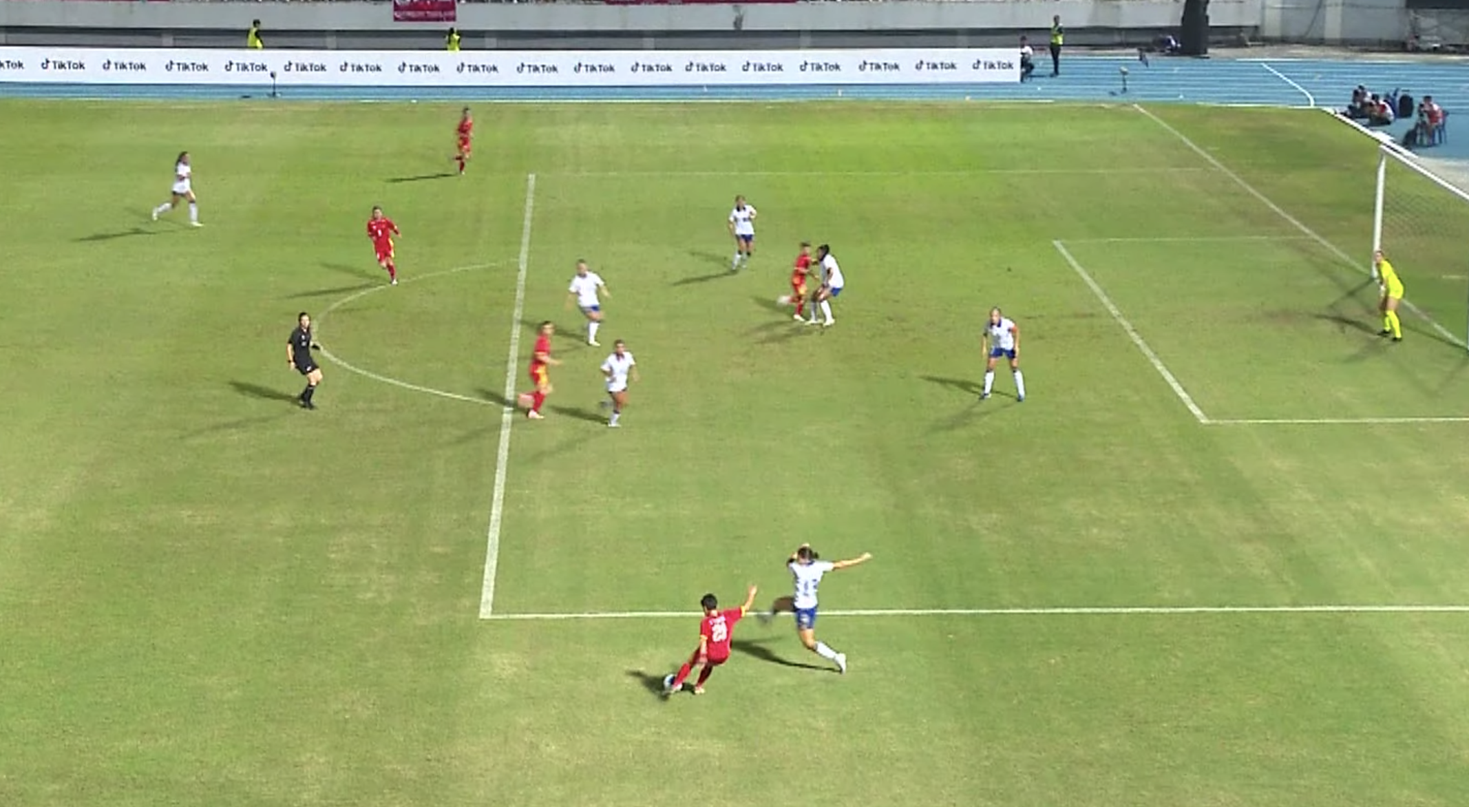 Sốc: Trọng tài cướp trắng trợn bàn thắng hợp lệ của đội tuyển nữ Việt Nam, vẫn hòa Thái 0-0- Ảnh 1.