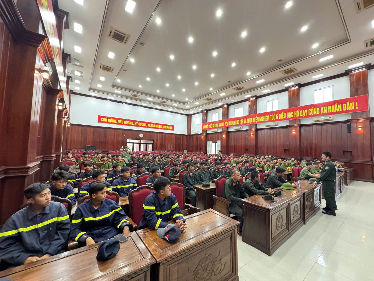 Công an tỉnh Đắk Lắk tăng cường xây nhà cho người dân sau mưa lũ lịch sử - Ảnh 1. Công an tỉnh Đắk Lắk tăng cường xây nhà cho người dân sau mưa lũ lịch sử - Ảnh 1.