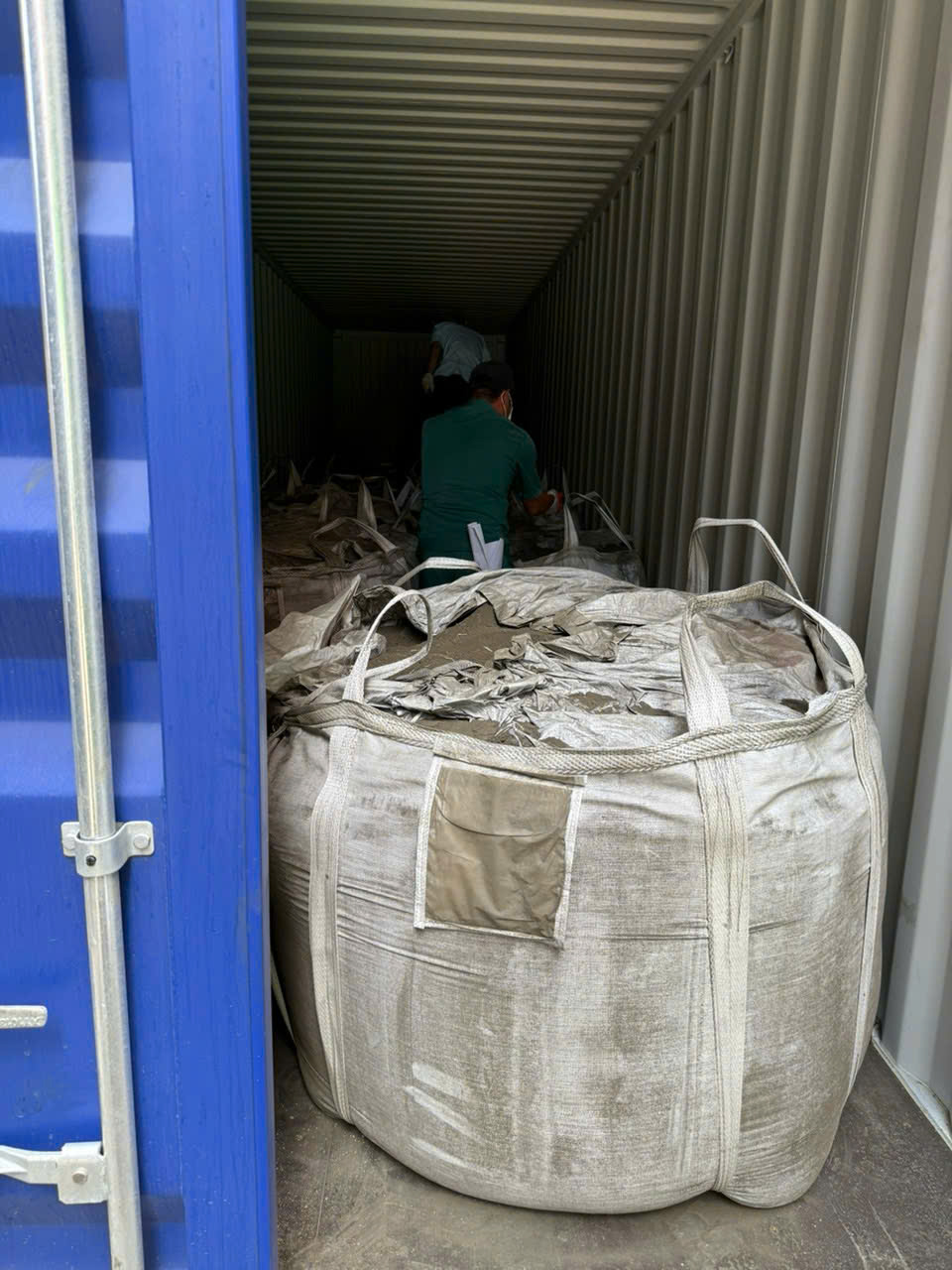 Công an TP.HCM triệt phá đường dây xuất khẩu trái phép 650 tấn khoáng sản - Ảnh 4.