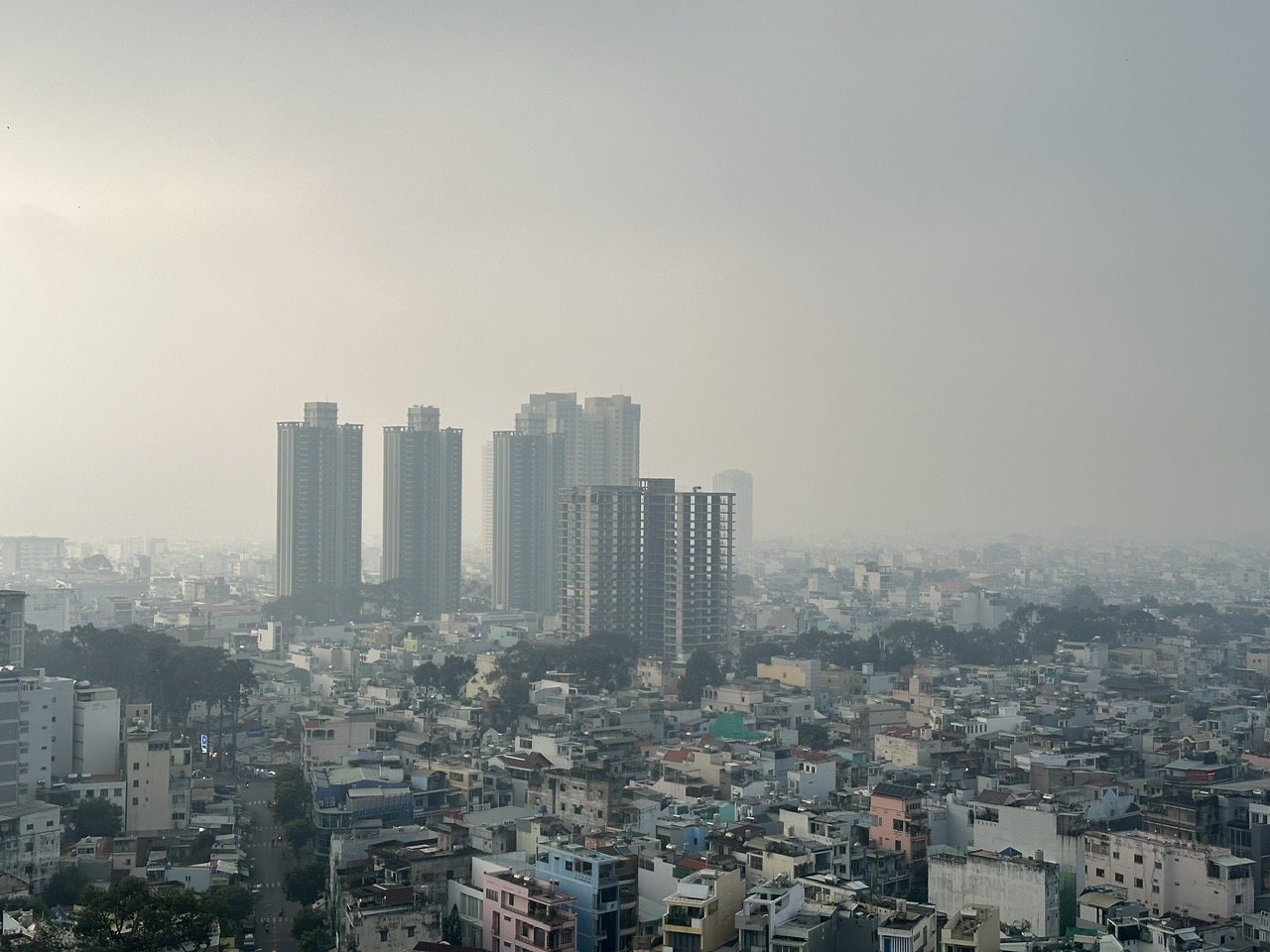 TP.HCM ô nhiễm không khí gia tăng, mưa trái mùa trở lại
- Ảnh 1.