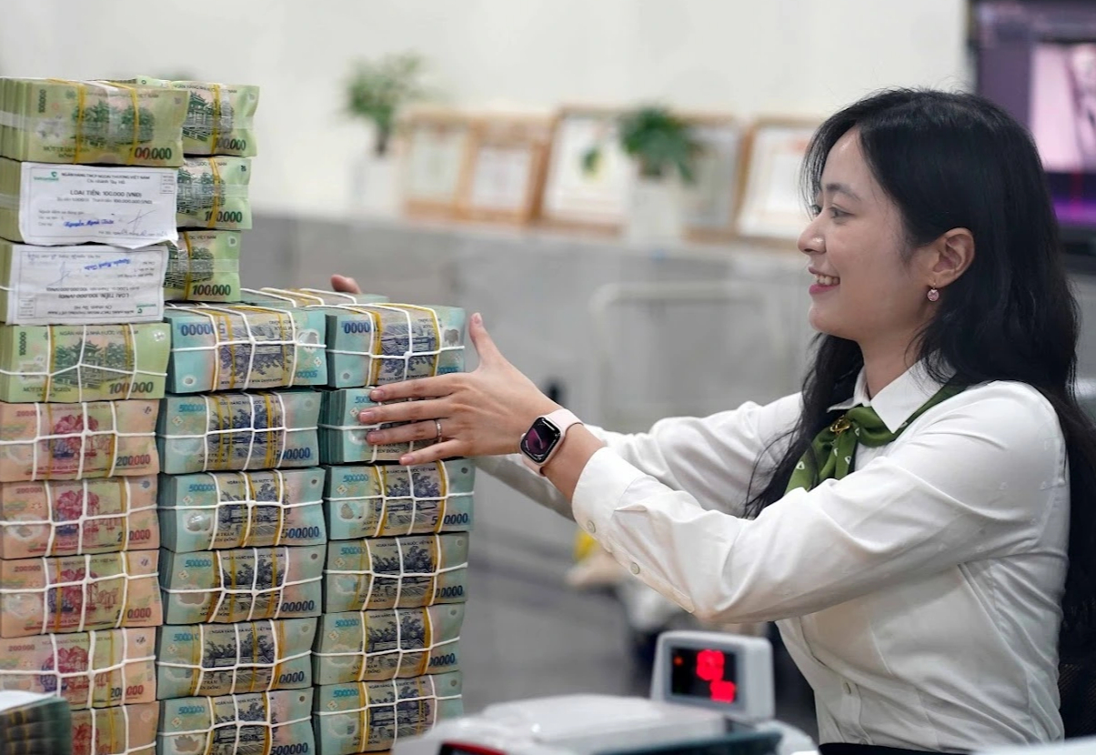 Lãi suất tăng cao , nên đầu tư vàng hay gửi tiết kiệm? - Ảnh 1.