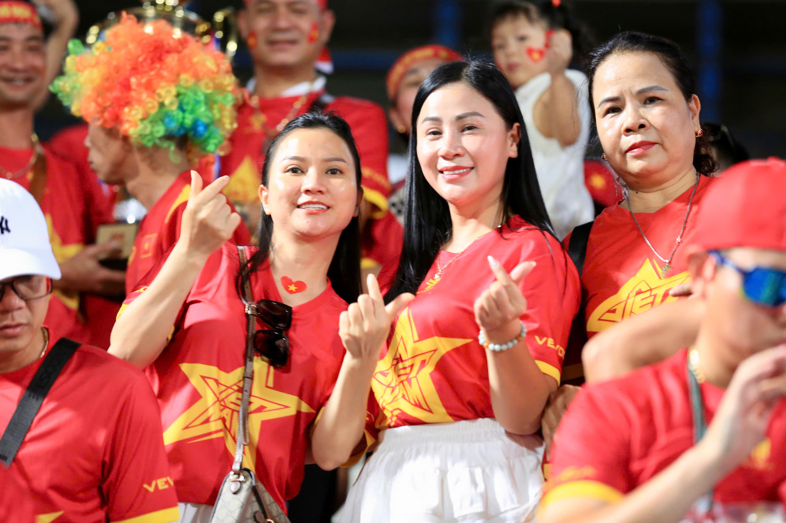 Tràn ngập cảm xúc CĐV Việt Nam: Mong đội tuyển nữ đăng quang một cách xứng đáng- Ảnh 4.