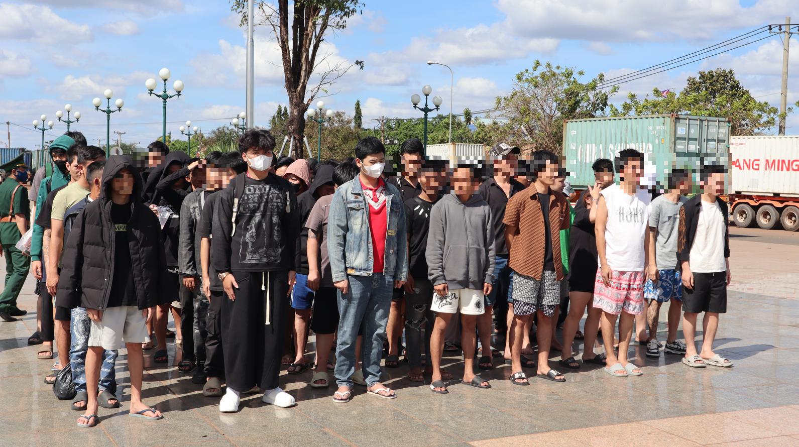 Đồng Nai tiếp nhận 63 công dân Việt Nam do phía Campuchia trao trả - Ảnh 1.