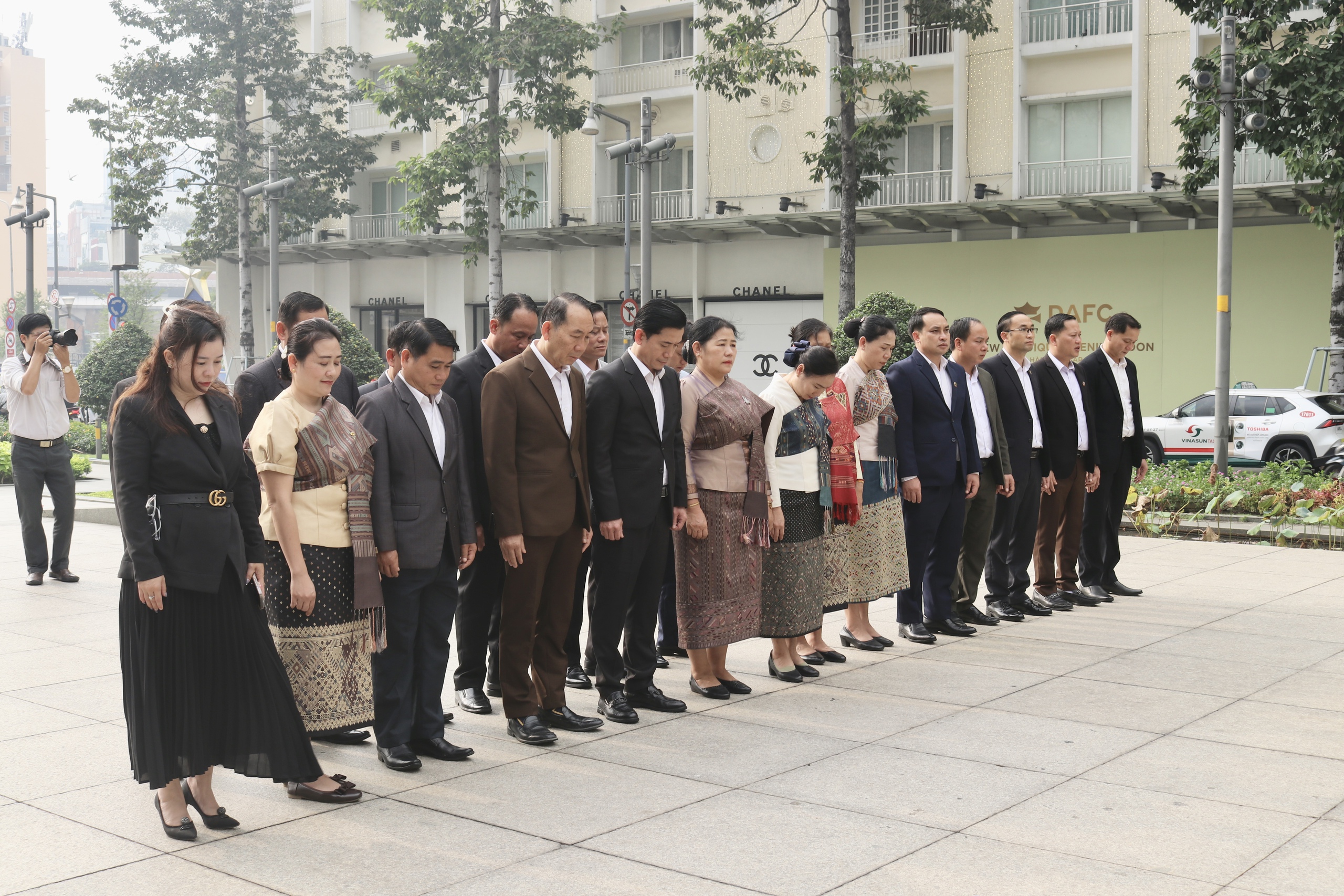 Đoàn đại biểu chính quyền tỉnh Hủa Phăn (Lào) dâng hoa Chủ tịch Hồ Chí Minh - Ảnh 2.