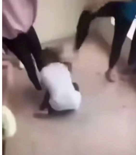 Nữ sinh lớp 8 bị đ&aacute;nh hội đồng trước sự 'cổ vũ" của bạn học    - Ảnh 1.