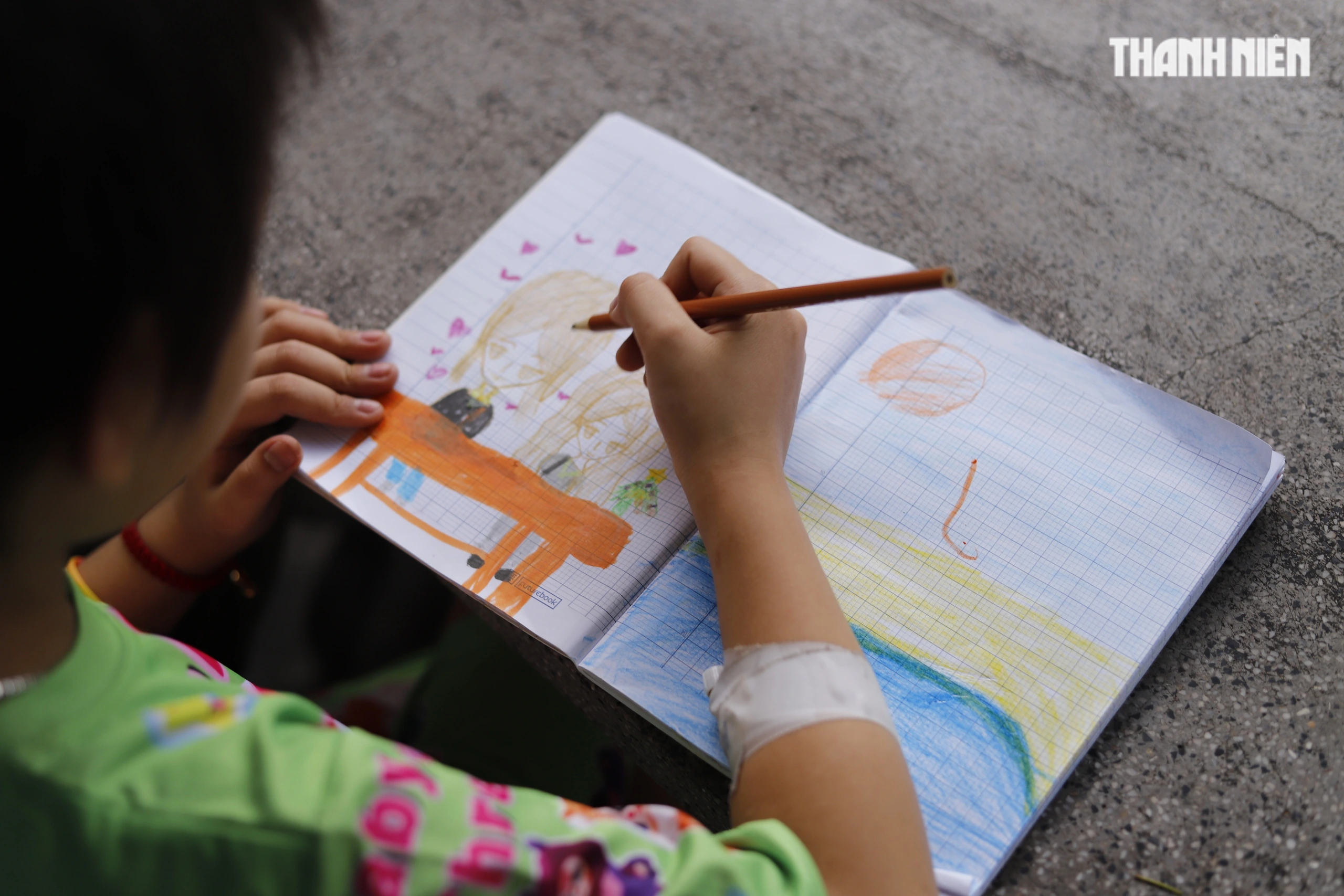 Cha nghèo chạy xe ôm bán hết tài sản, 'còn 2 triệu đồng' cứu con ung thư- Ảnh 4.