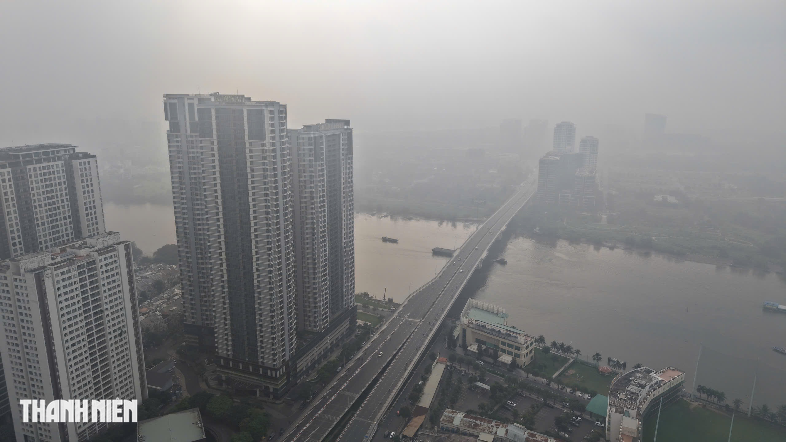 Bầu trời TP.HCM ch&igrave;m trong sương m&ugrave;, nh&agrave; cao tầng kh&ocirc;ng c&ograve;n nh&igrave;n thấy v&agrave;o s&aacute;ng nay - Ảnh 3.