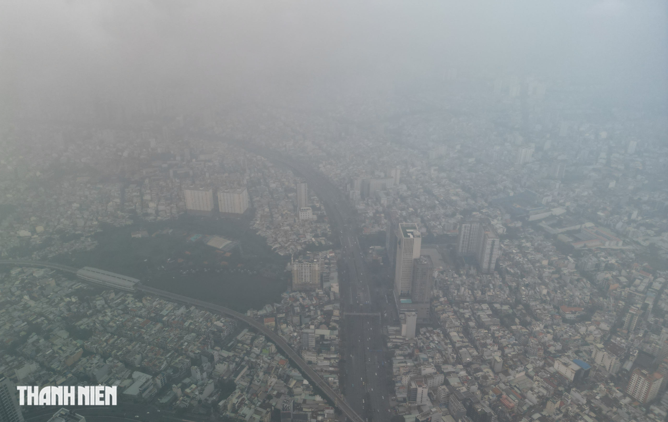 Bầu trời TP.HCM ch&igrave;m trong sương m&ugrave;, nh&agrave; cao tầng kh&ocirc;ng c&ograve;n nh&igrave;n thấy v&agrave;o s&aacute;ng nay - Ảnh 1.