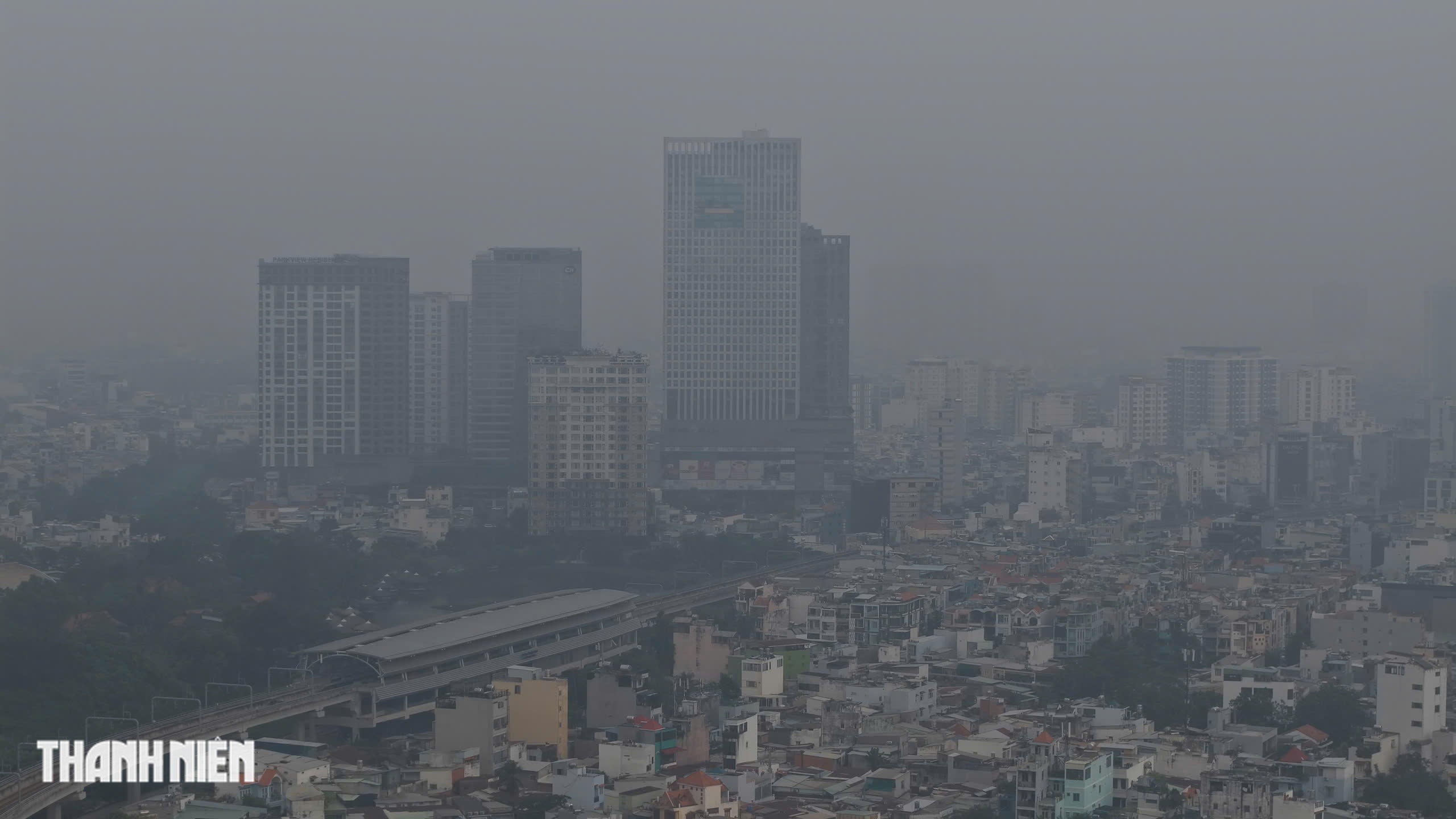 Bầu trời TP.HCM ch&igrave;m trong sương m&ugrave;, nh&agrave; cao tầng kh&ocirc;ng c&ograve;n nh&igrave;n thấy v&agrave;o s&aacute;ng nay - Ảnh 2.