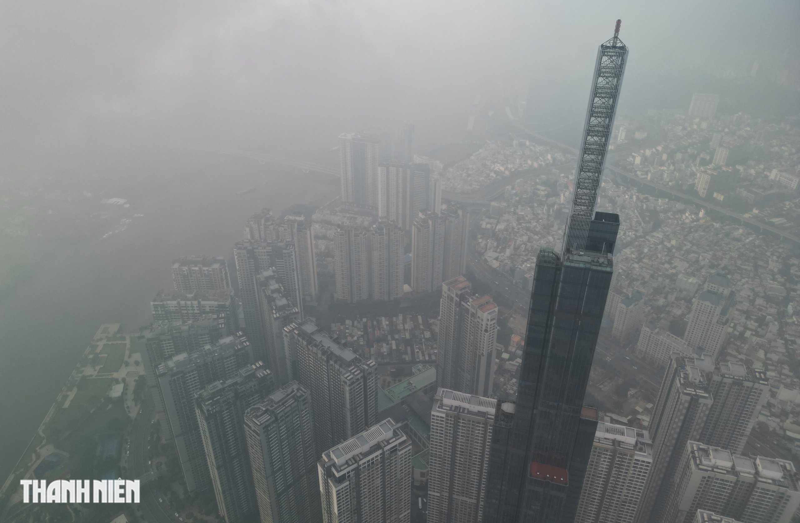 Bầu trời TP.HCM ch&igrave;m trong sương m&ugrave;, nh&agrave; cao tầng kh&ocirc;ng c&ograve;n nh&igrave;n thấy v&agrave;o s&aacute;ng nay - Ảnh 6.