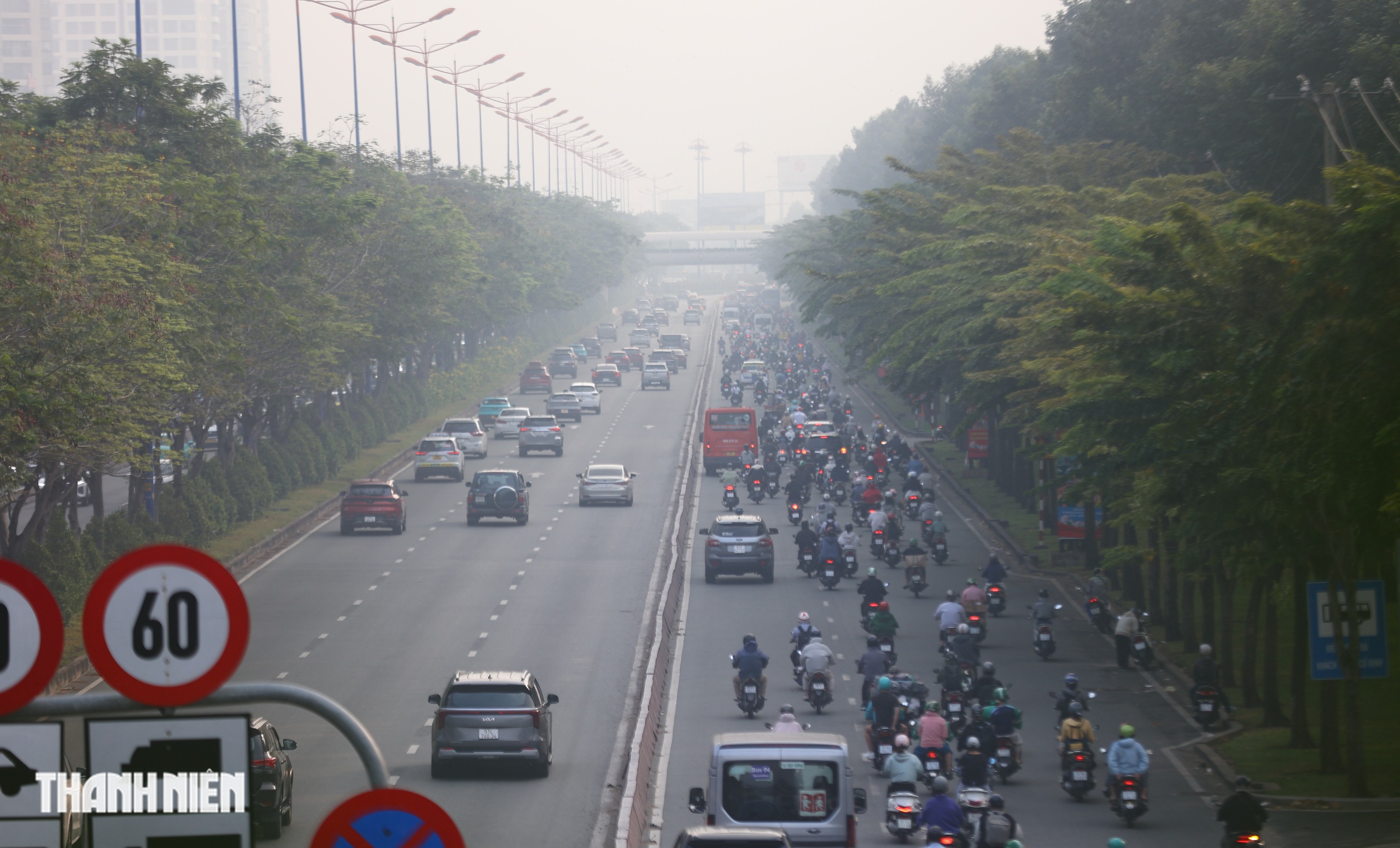 Bầu trời TP.HCM ch&igrave;m trong sương m&ugrave;, nh&agrave; cao tầng kh&ocirc;ng c&ograve;n nh&igrave;n thấy v&agrave;o s&aacute;ng nay - Ảnh 9.