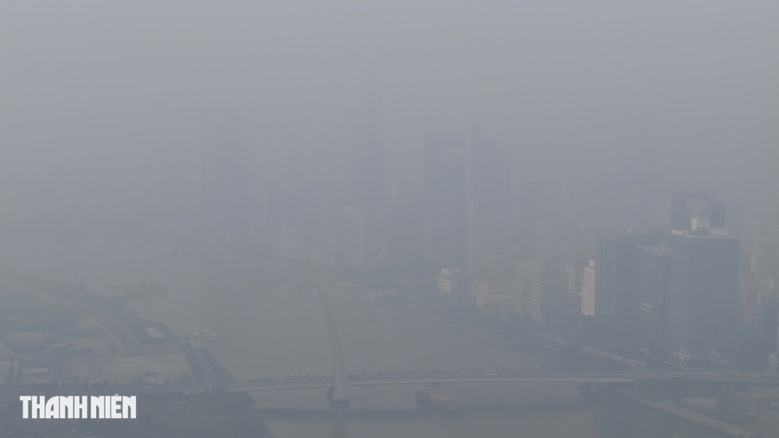 Bầu trời TP.HCM ch&igrave;m trong sương m&ugrave;, nh&agrave; cao tầng kh&ocirc;ng c&ograve;n nh&igrave;n thấy v&agrave;o s&aacute;ng nay - Ảnh 4.