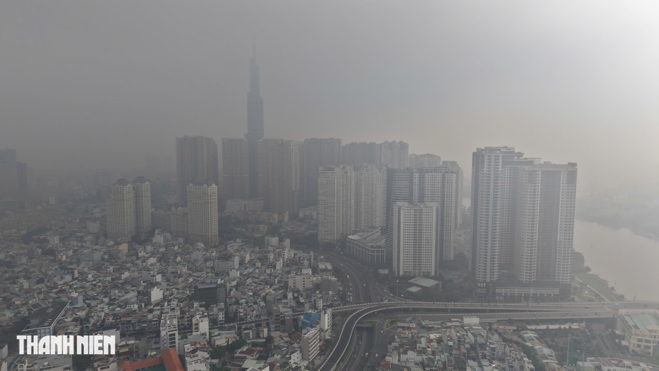 Bầu trời TP.HCM ch&igrave;m trong sương m&ugrave;, nh&agrave; cao tầng kh&ocirc;ng c&ograve;n nh&igrave;n thấy v&agrave;o s&aacute;ng nay - Ảnh 5.
